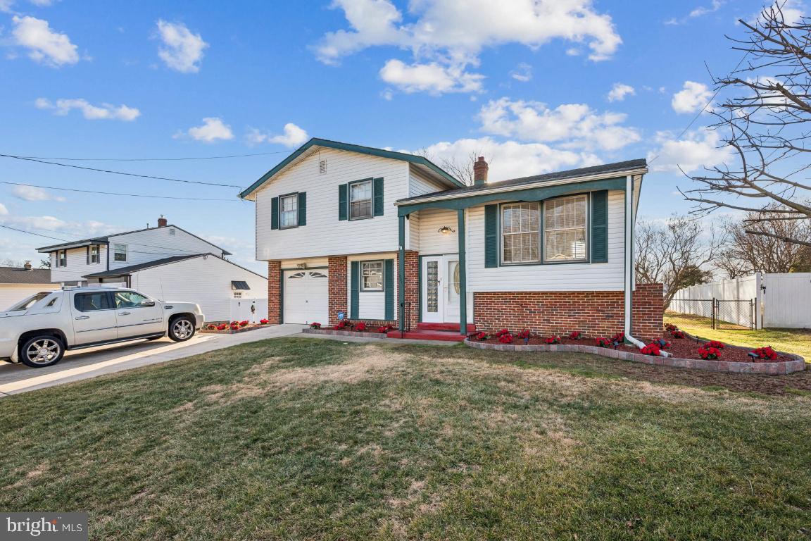 2211 CHESTNUT HILL DRIVE