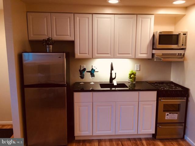 CHRISTOPHER COURT - Residential