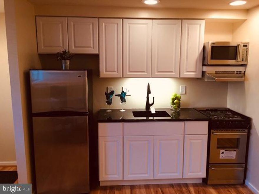 Newly renovated and painted, studio apartment, move-in ready. Laundry in unit! Perfect for 1st time home buyer. Easy access to major transportation corridors. Community pool included in condo fees. Ample parking.