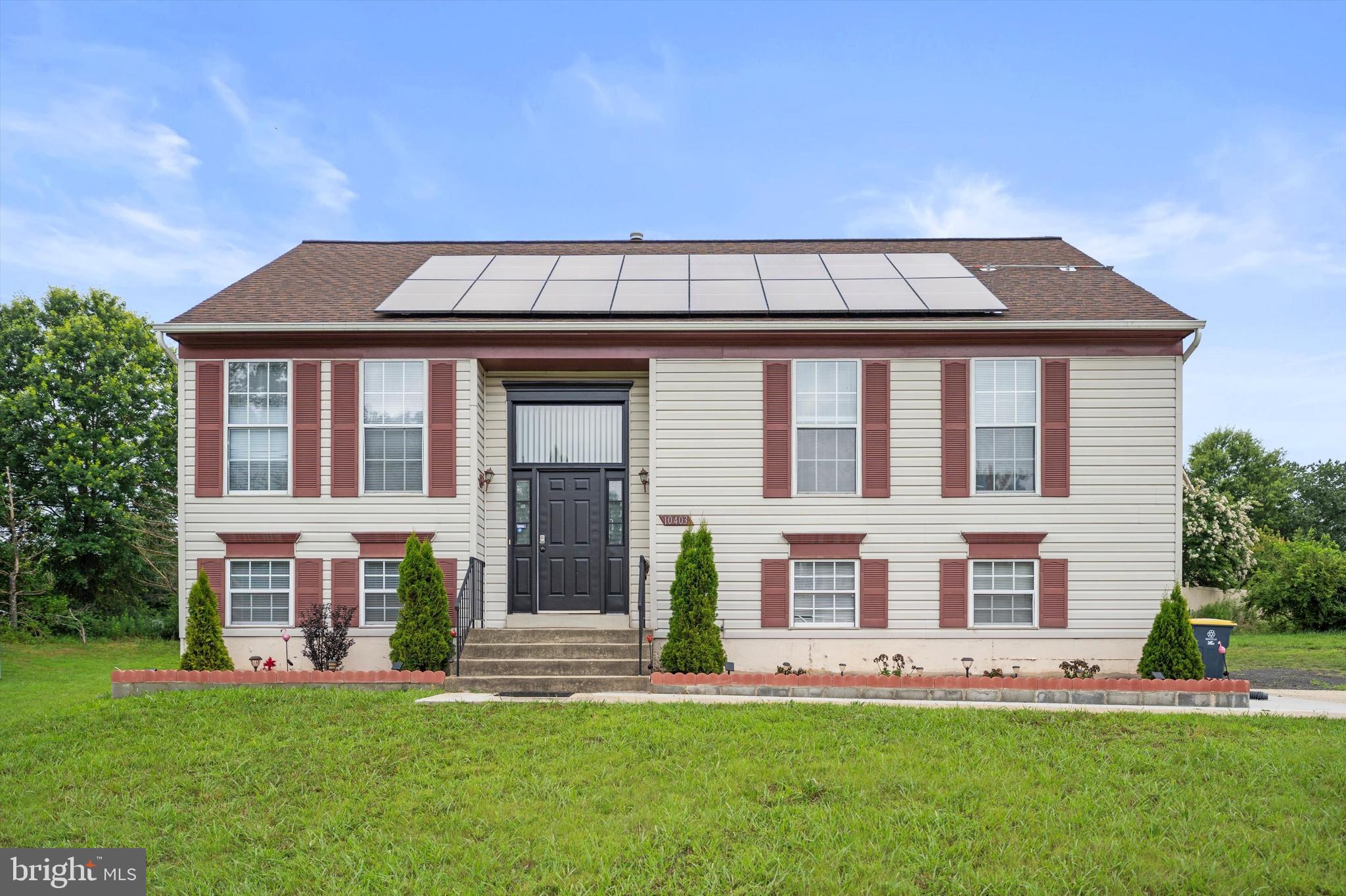 Your New Home Awaits in Clinton, MD! 🏡
Discover this spectacular property featuring 4 spacious bedrooms, 3 full bathrooms, and a fully finished basement—perfect for entertaining, working from home, or extra family space.
Located in a peaceful, residential area of Clinton, this home offers a thoughtful layout that blends comfort and functionality to match your lifestyle. Enjoy a bright living room, a generous kitchen, and a backyard ideal for gatherings or relaxing afternoons outdoors.
✔️ 4 Bedrooms
✔️ 3 Full Bathrooms
✔️ Finished Basement
✔️ Bright, Open Living Spaces
✔️ Prime Location Near Shops, Schools, and Major Highways
Points of Interest Nearby:
Joint Base Andrews – just minutes away
Clinton Park and Ride – convenient access for commuting
Branch Avenue Metro Station – for easy access to Washington, D.C.
Surrattsville High School & Elementary – nearby schools
Waldorf Shopping Centers – great options for dining and retail
MedStar Southern Maryland Hospital Center – close healthcare services
🌞 Bonus: Solar panels will be fully paid for by the seller—providing long-term energy savings for the new owner!
Don’t miss this amazing opportunity to live in one of the most desirable areas in Southern Maryland!