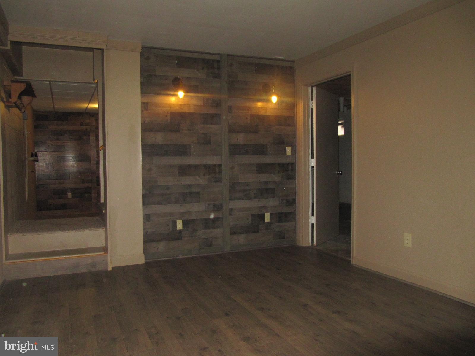 HOLLYWOOD ESTATES - Residential