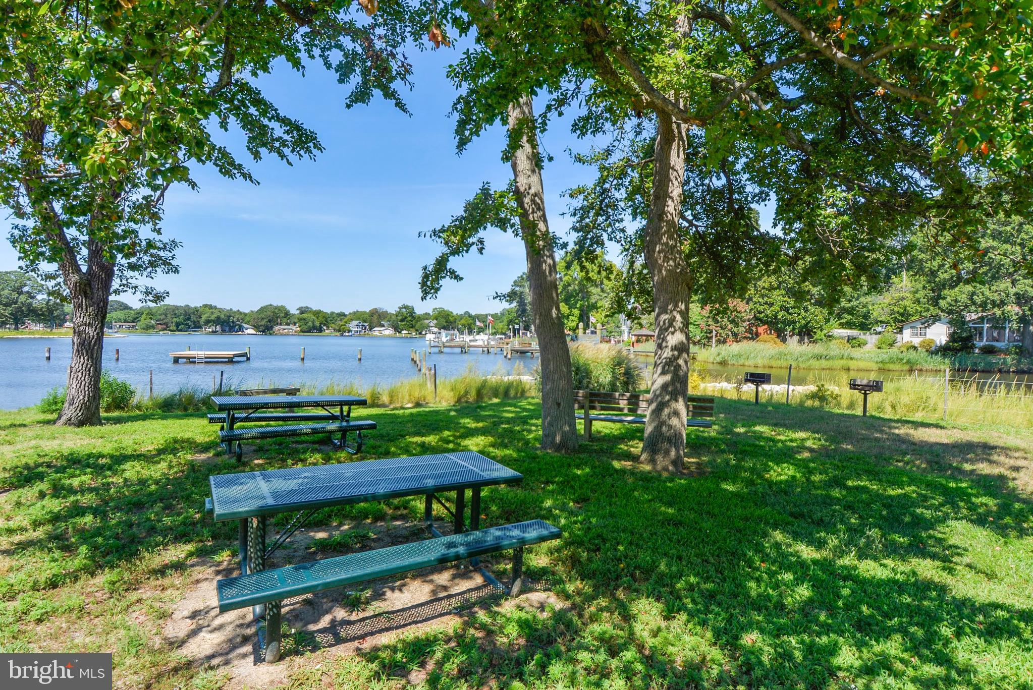 WOODLAND BEACH - Residential