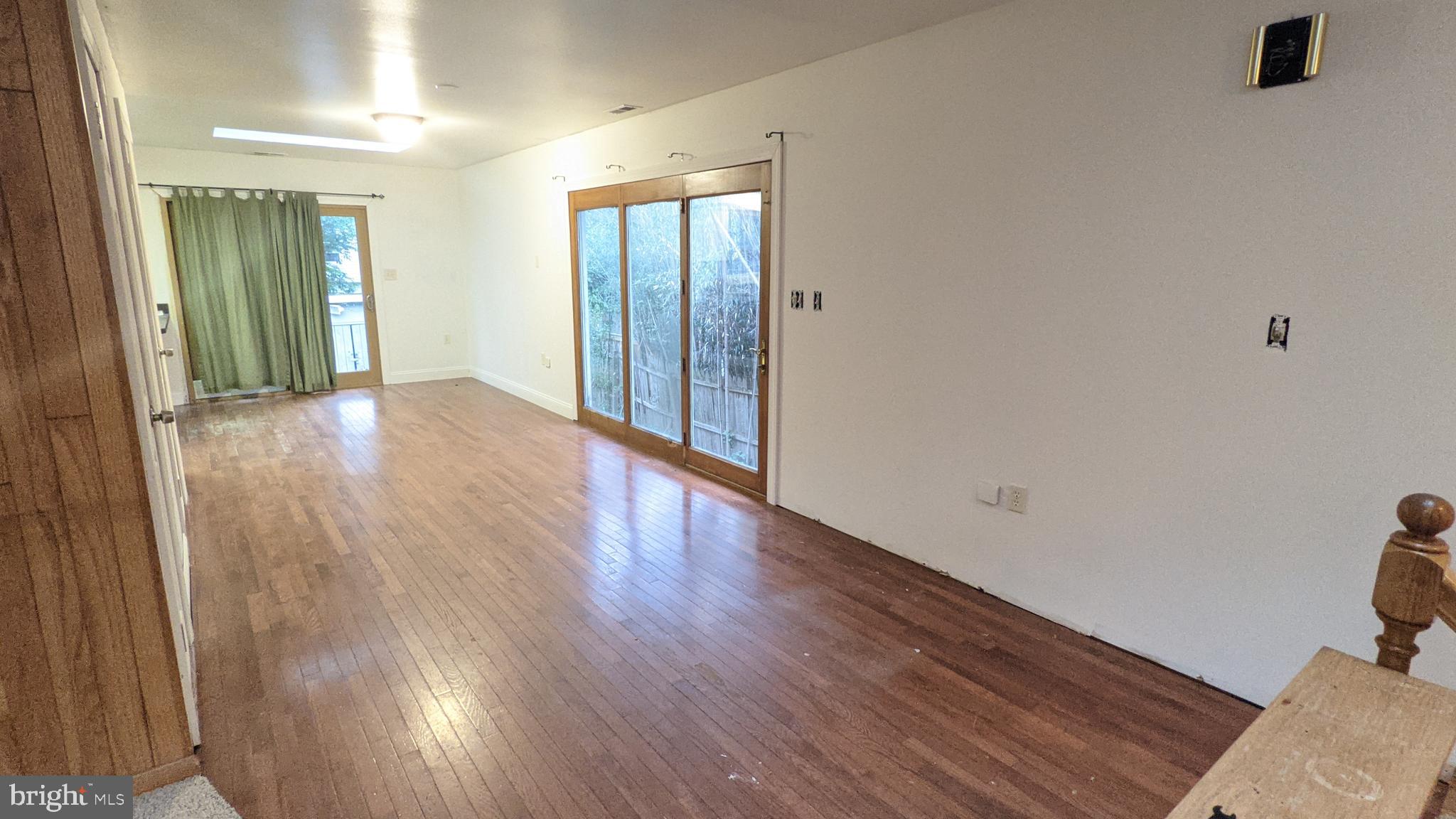 WOODLAND BEACH - Residential