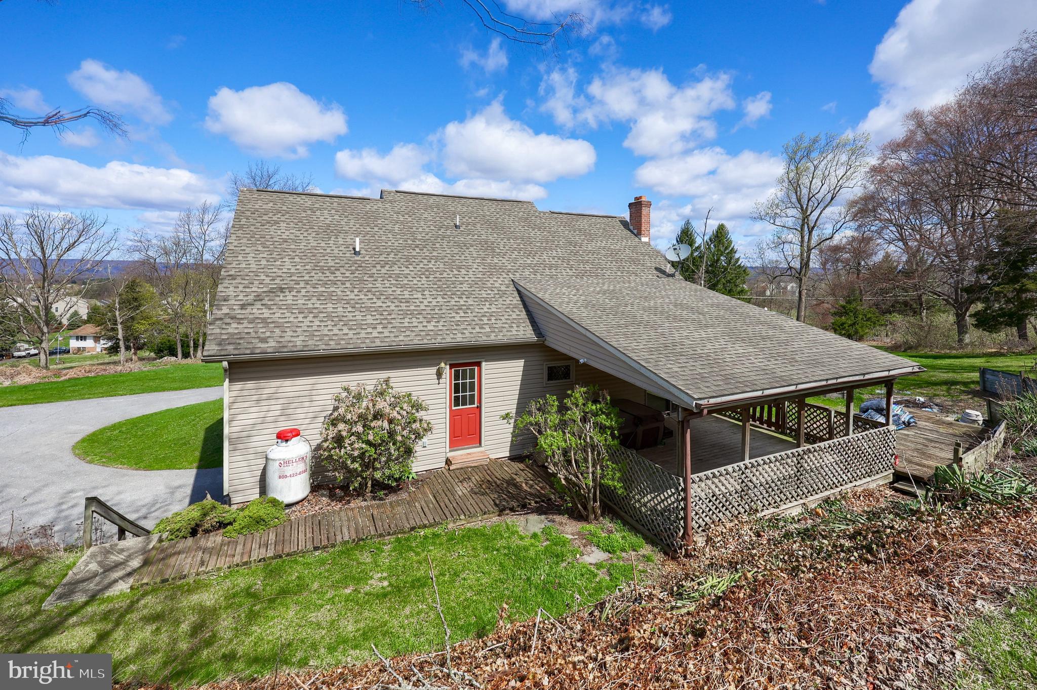 COUNTRY  SETTING - Residential