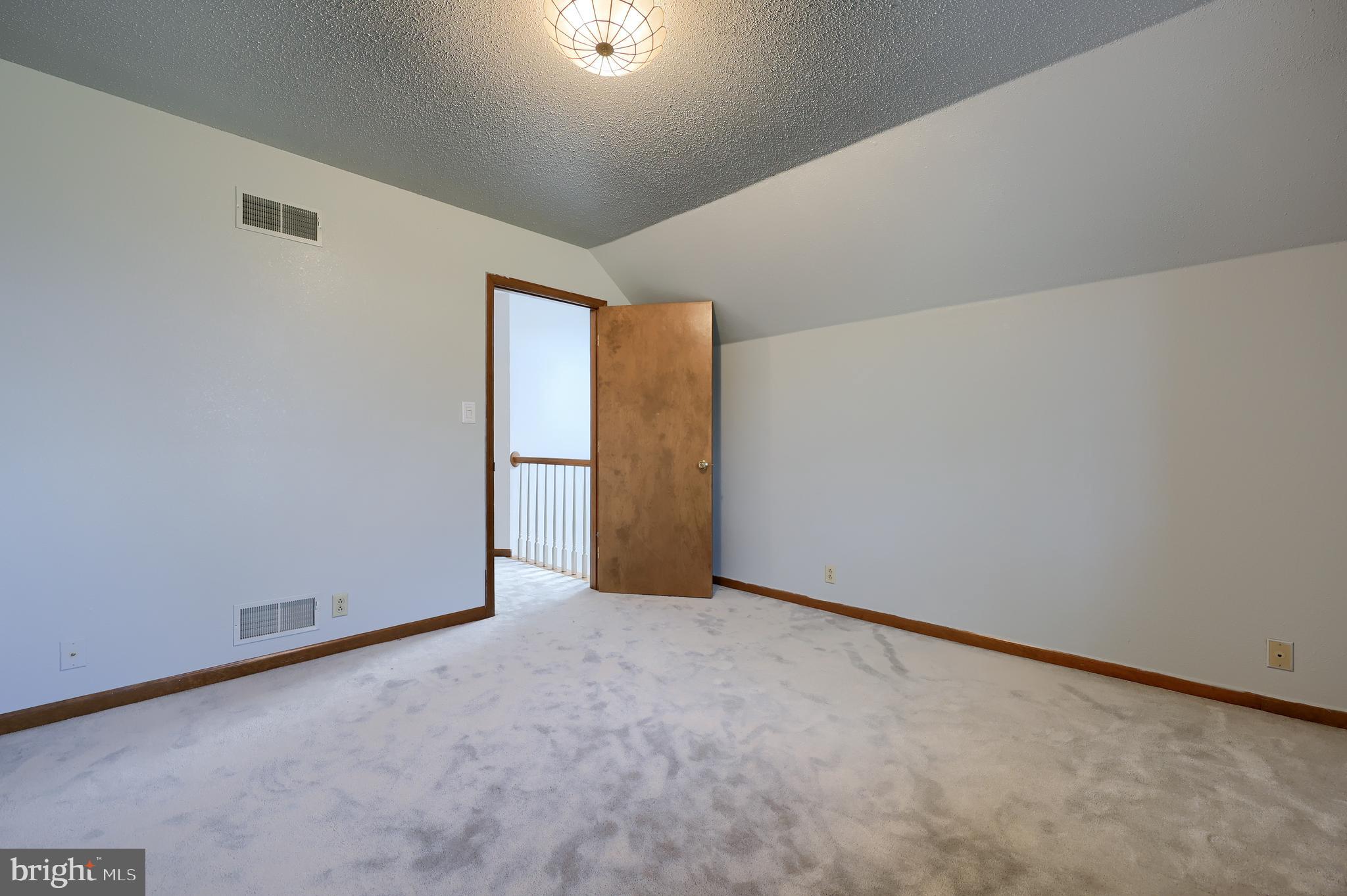 COUNTRY  SETTING - Residential