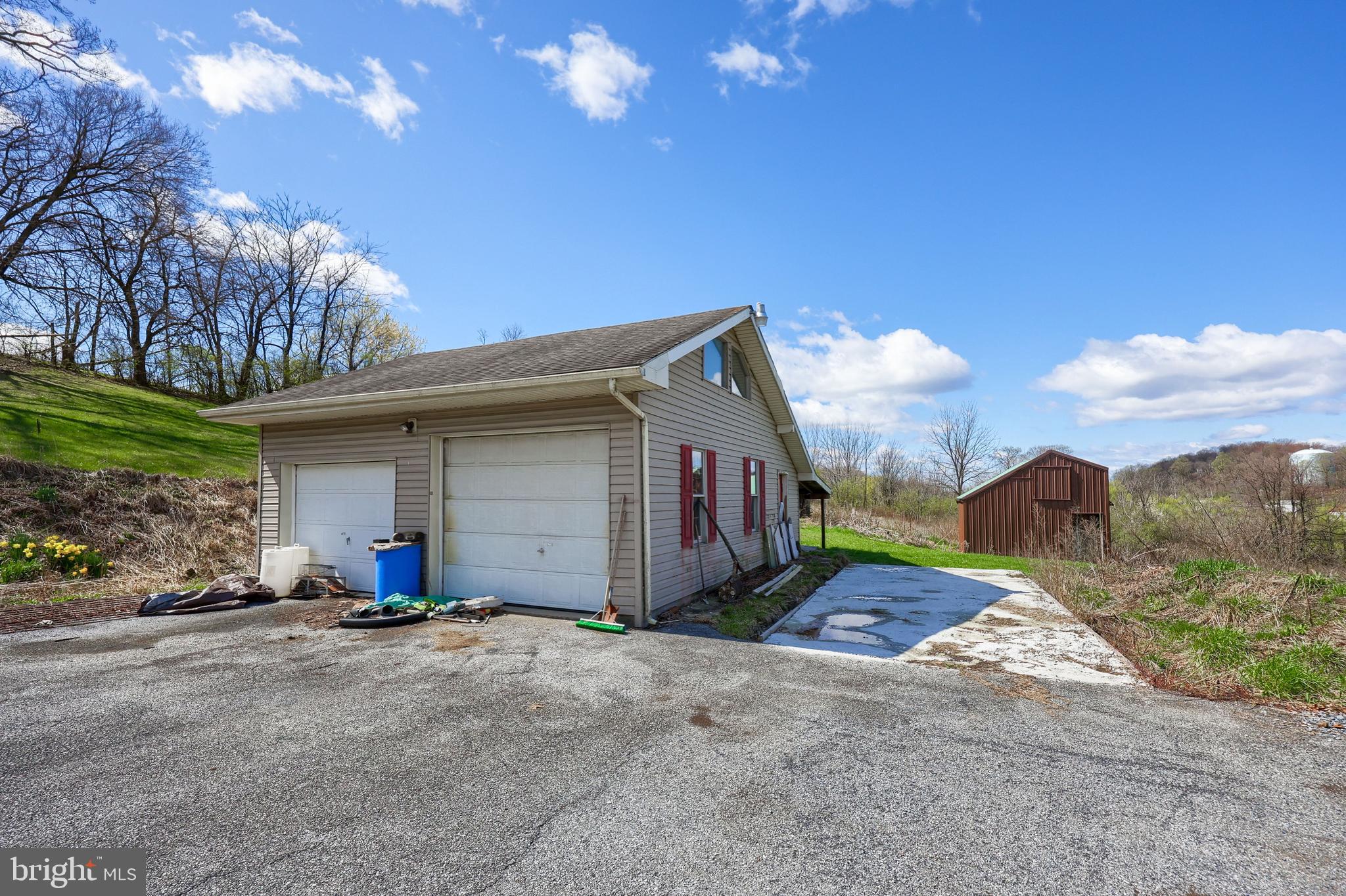 COUNTRY  SETTING - Residential