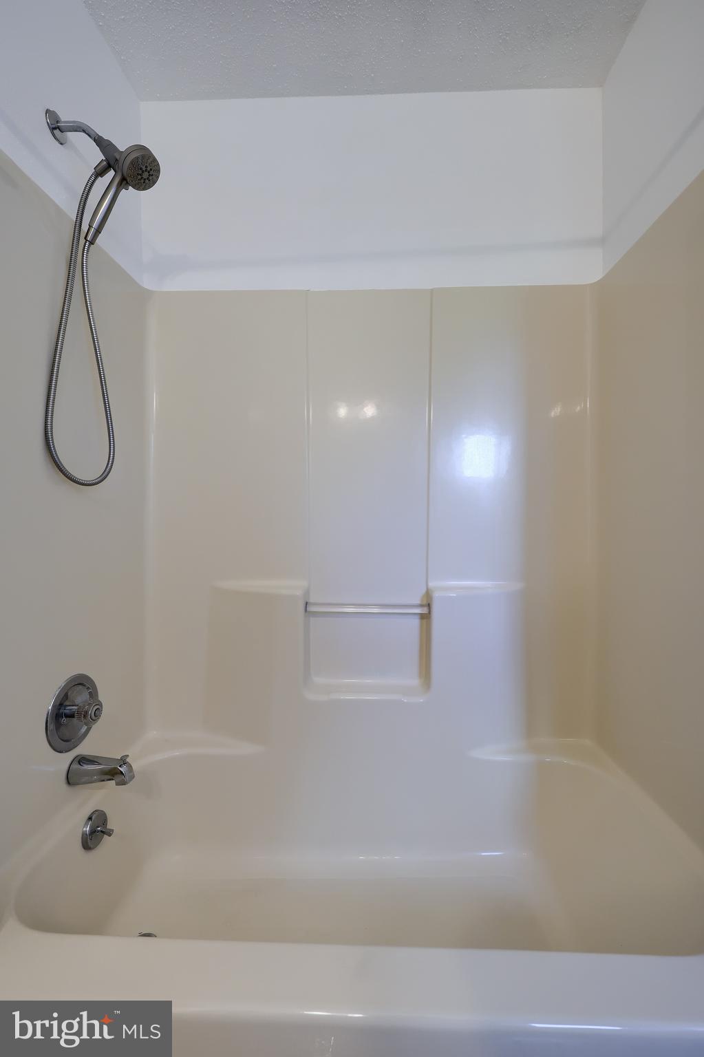 COUNTRY  SETTING - Residential