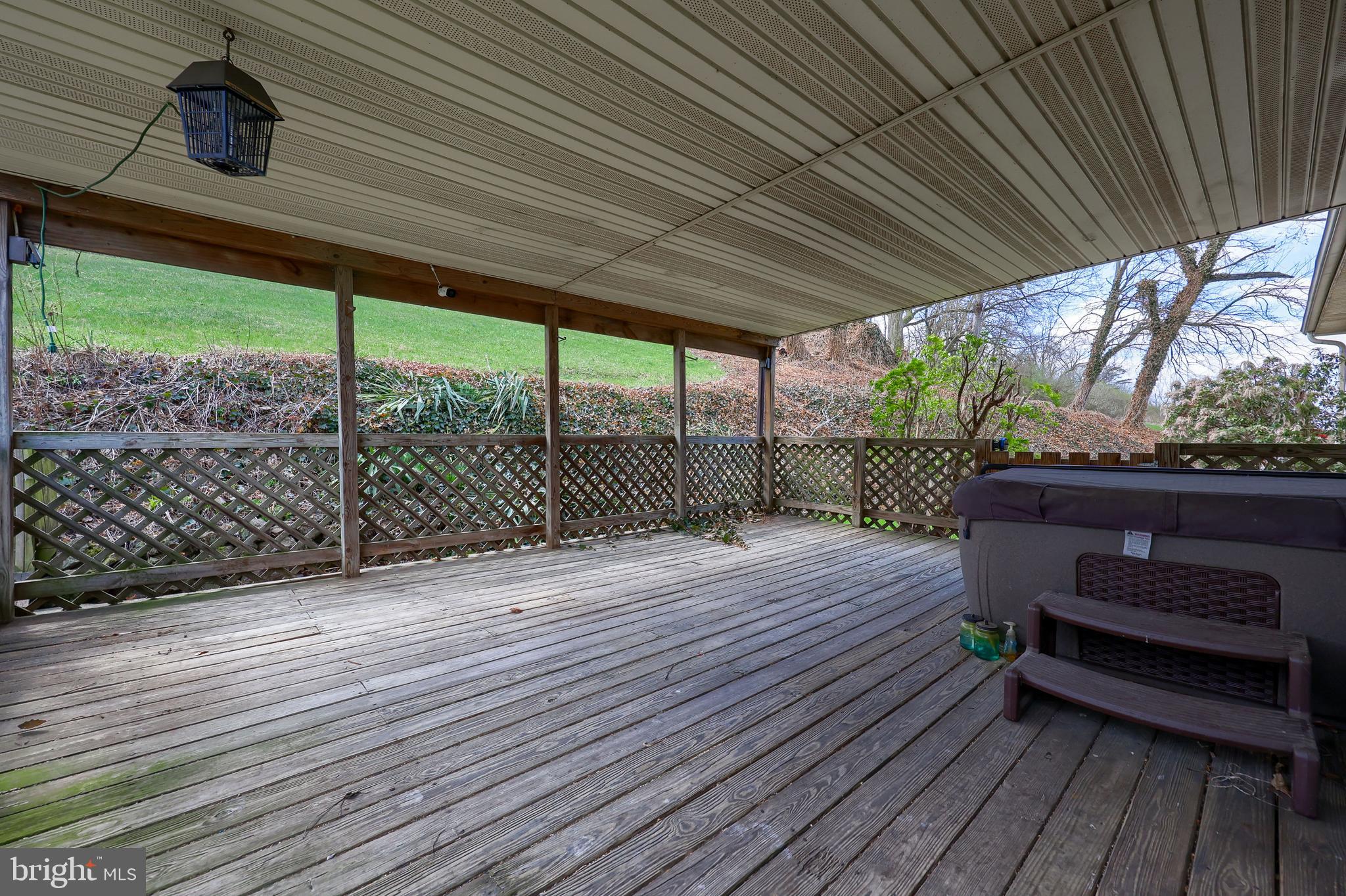 COUNTRY  SETTING - Residential