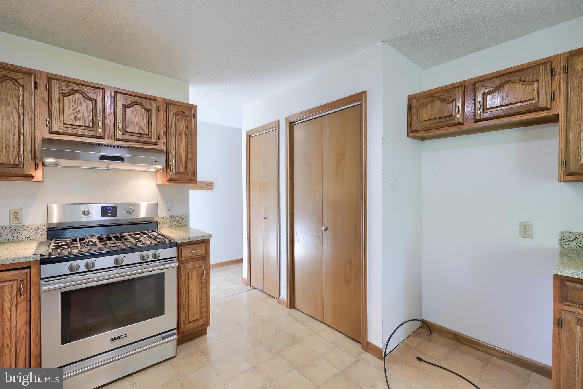 COUNTRY  SETTING - Residential