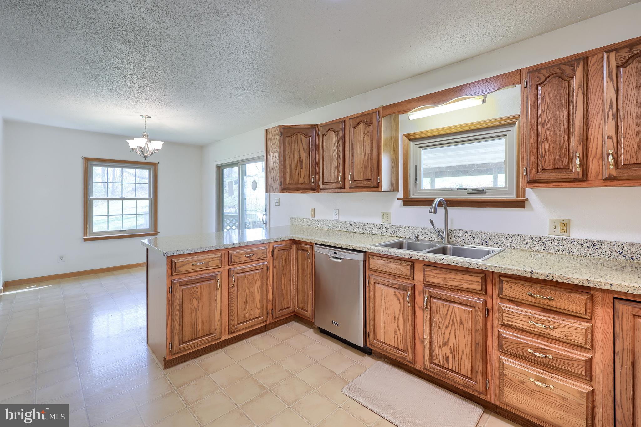 COUNTRY  SETTING - Residential