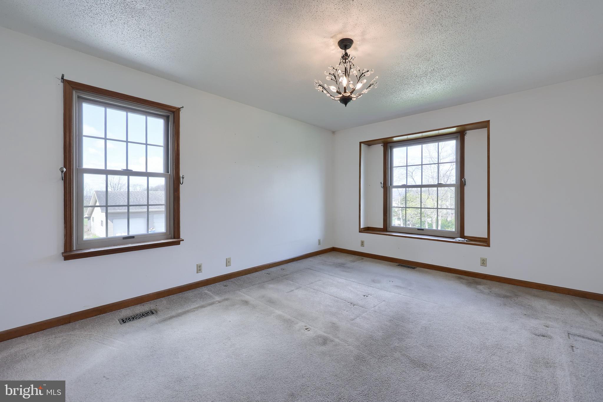 COUNTRY  SETTING - Residential