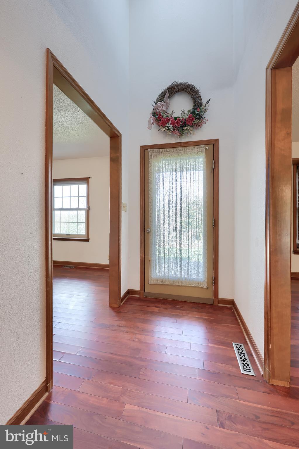 COUNTRY  SETTING - Residential