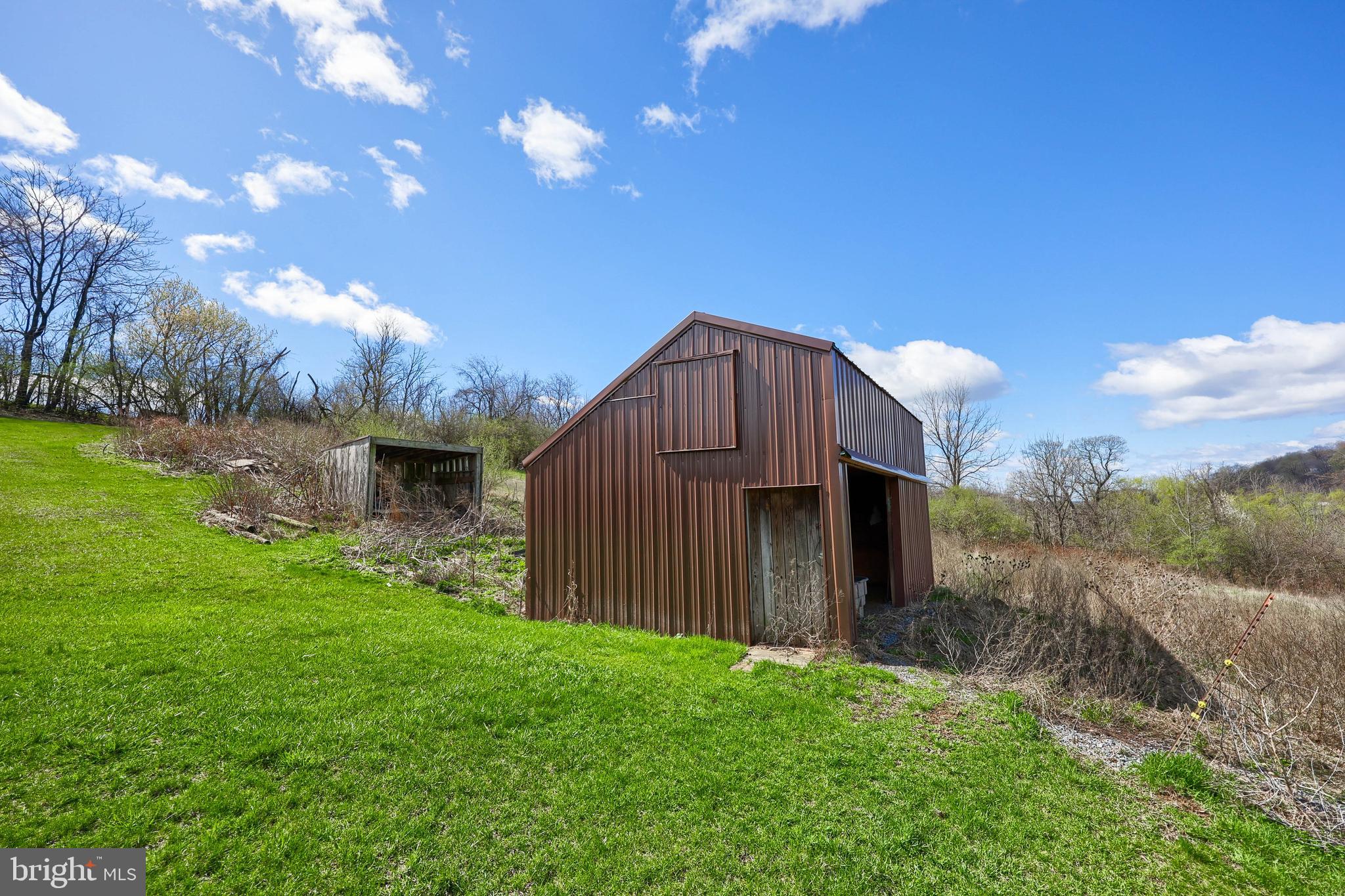 COUNTRY  SETTING - Residential