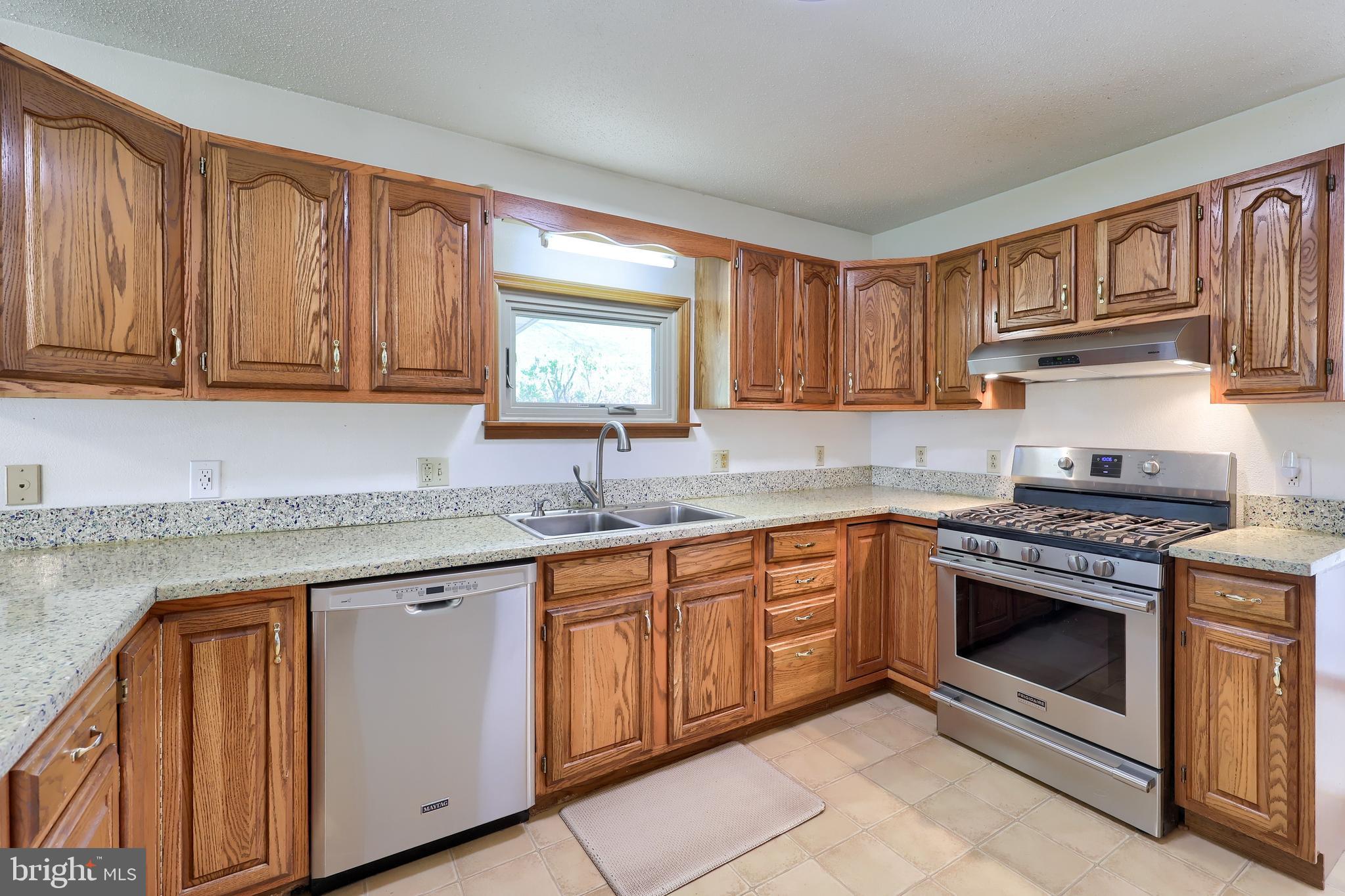 COUNTRY  SETTING - Residential