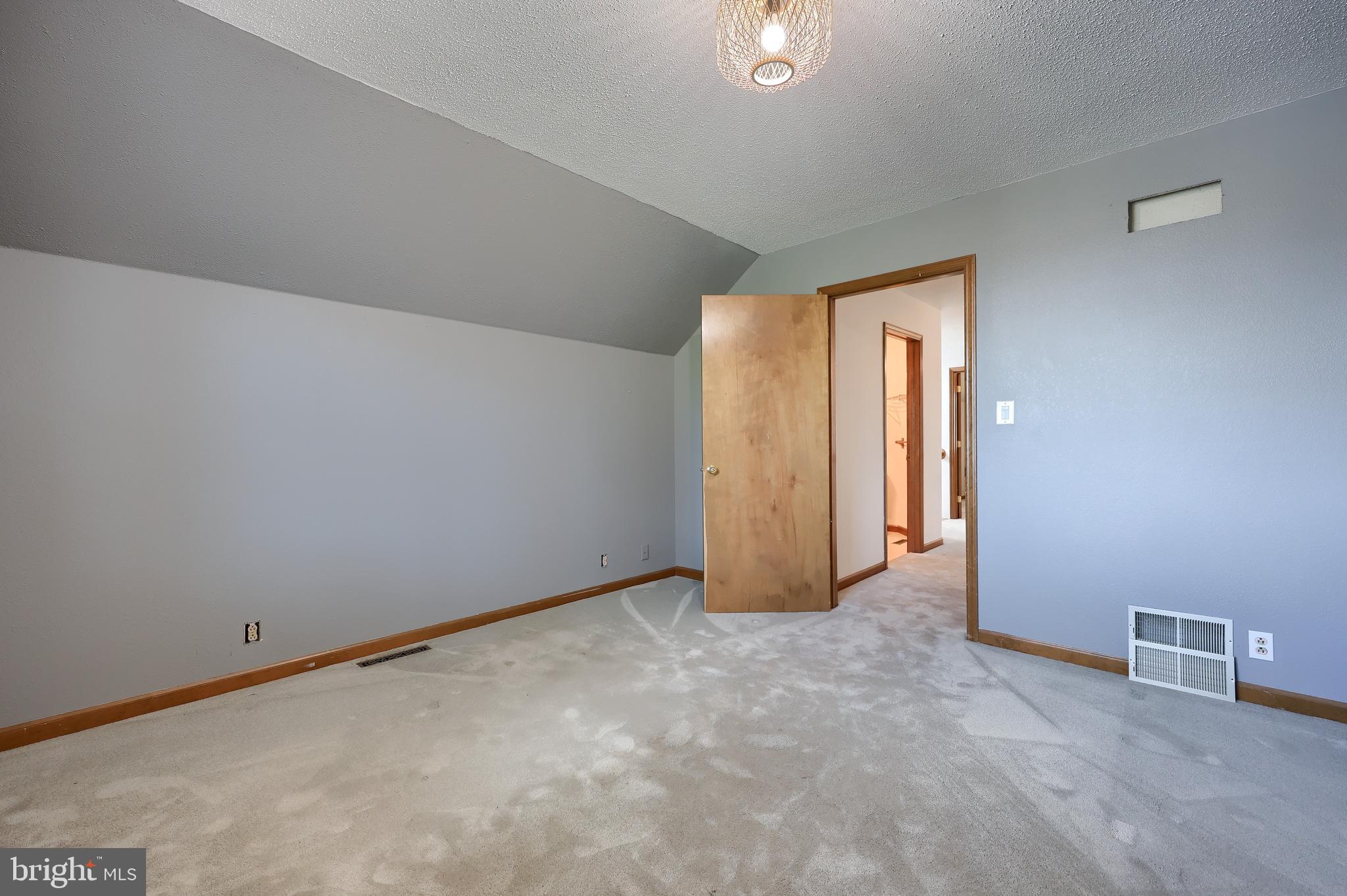 COUNTRY  SETTING - Residential