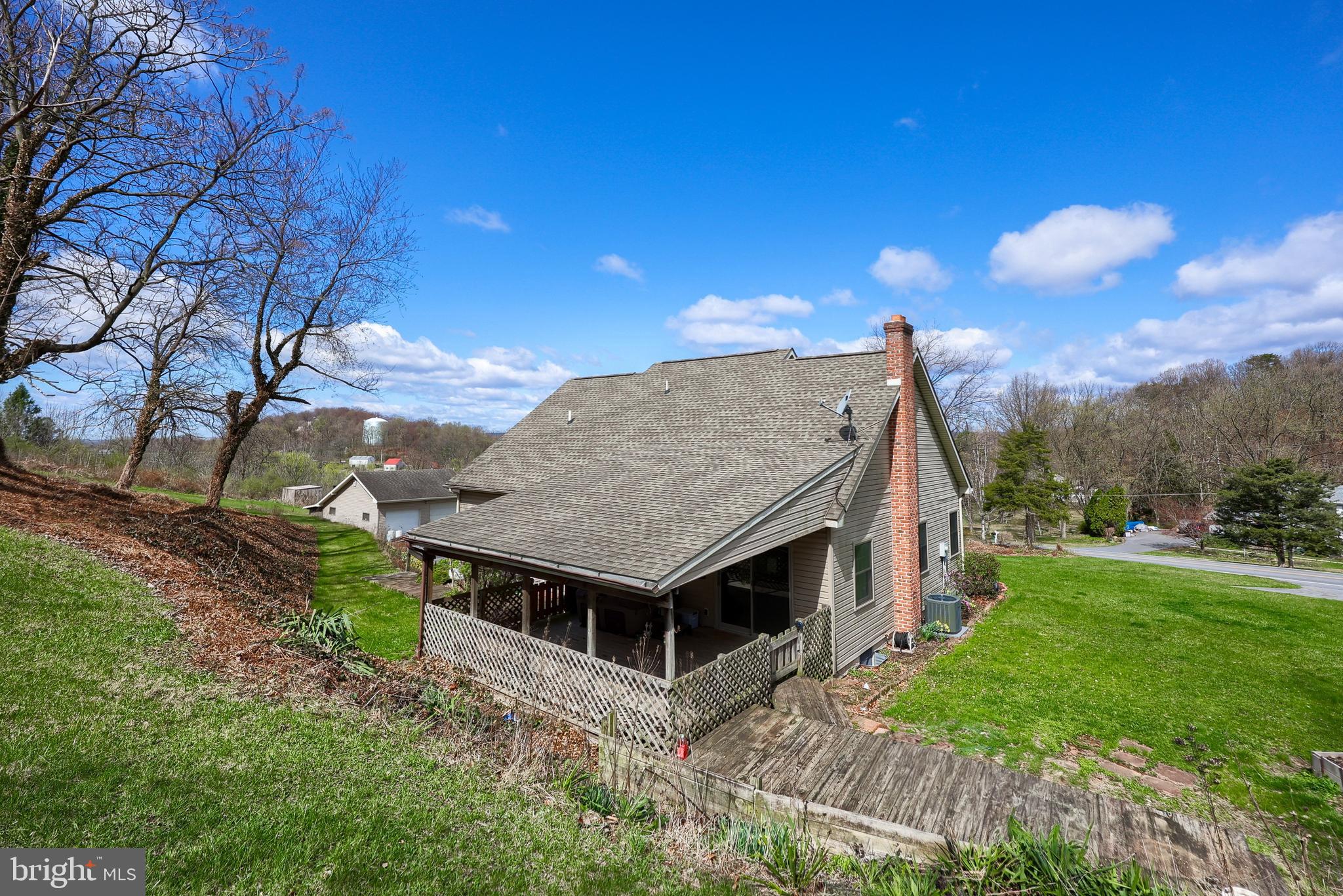 COUNTRY  SETTING - Residential