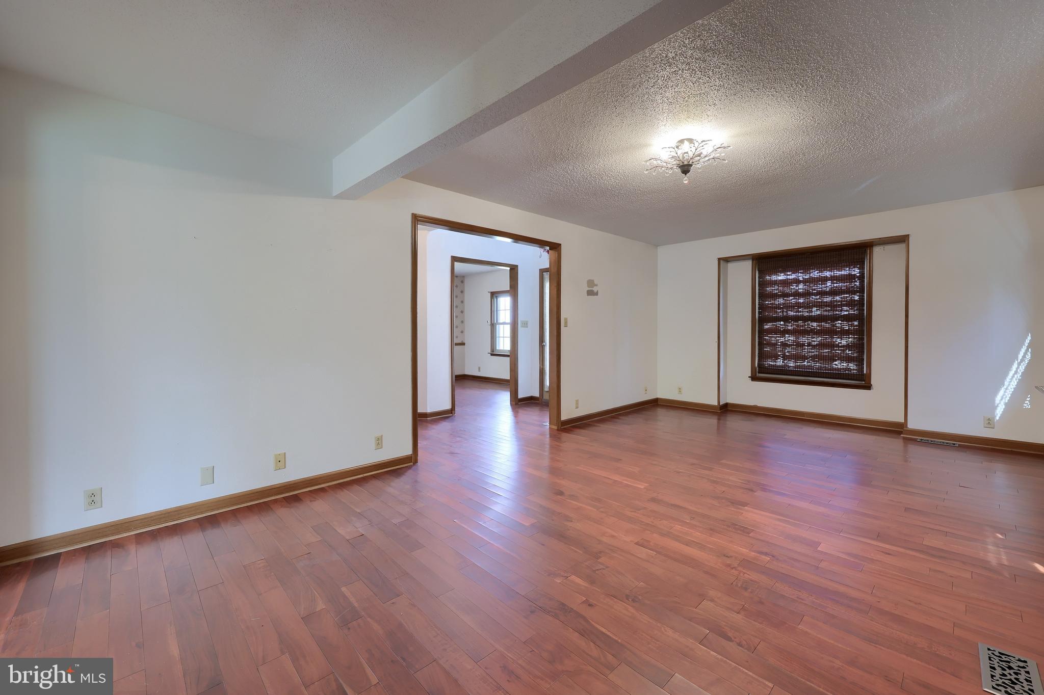 COUNTRY  SETTING - Residential