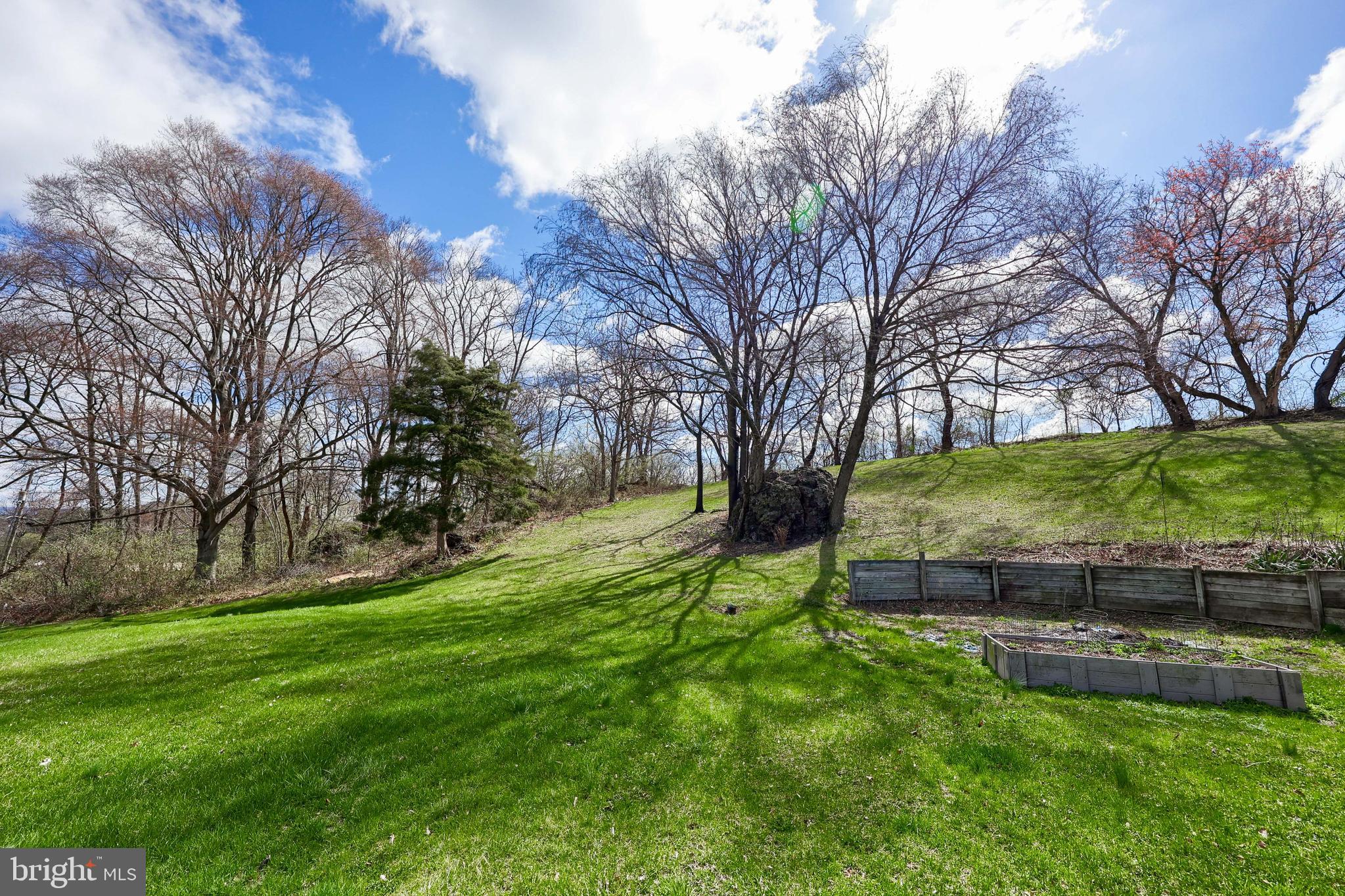 COUNTRY  SETTING - Residential