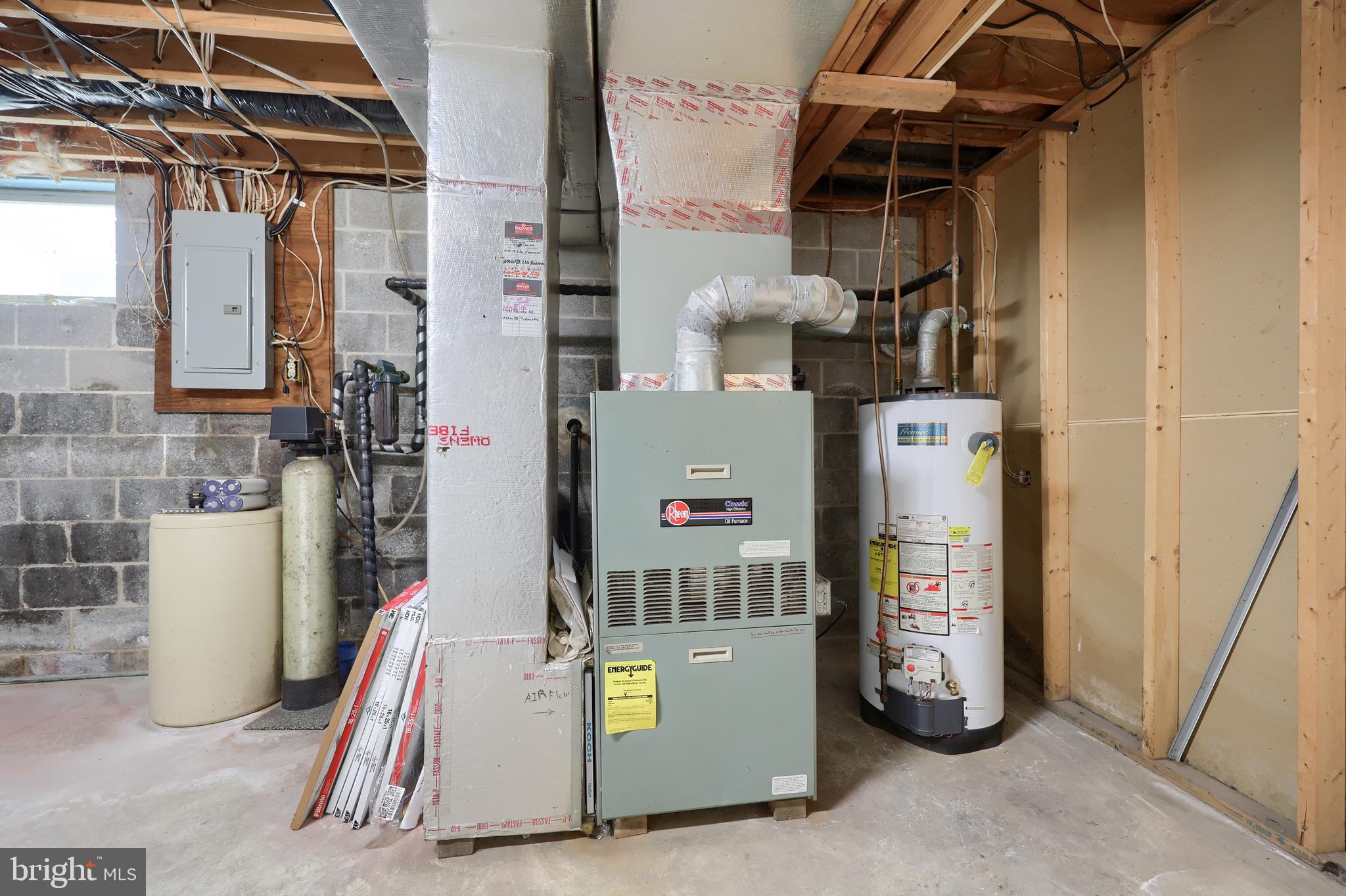 COUNTRY  SETTING - Residential