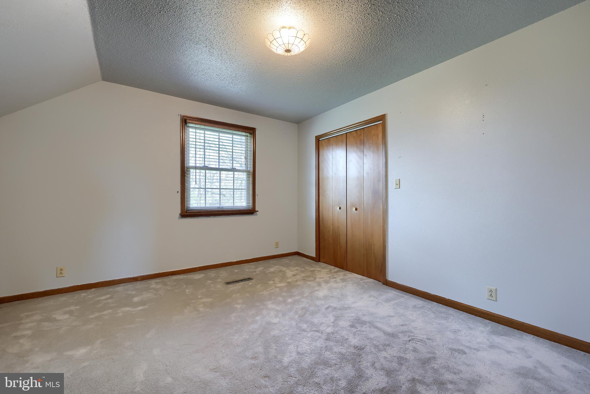 COUNTRY  SETTING - Residential