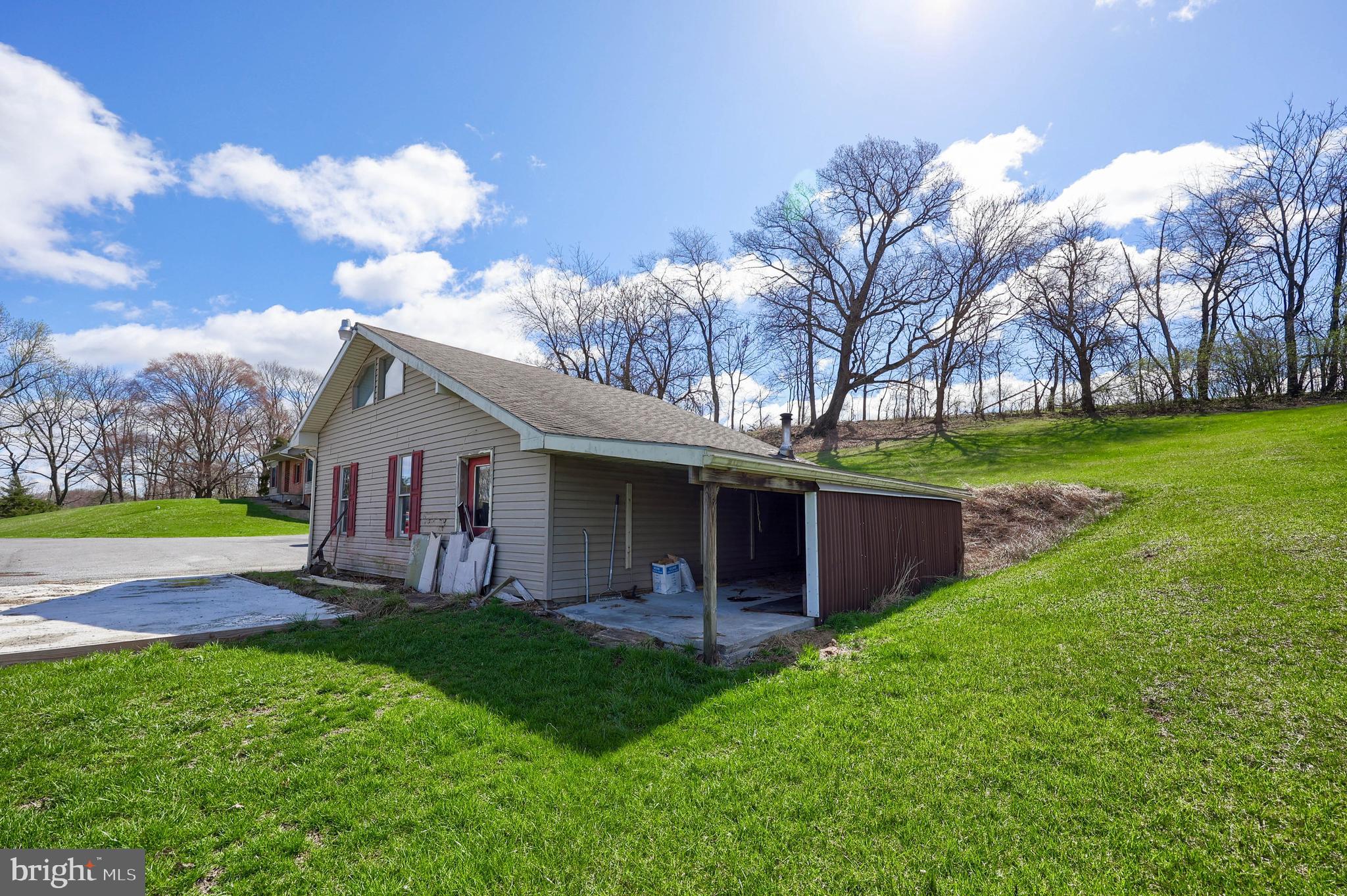 COUNTRY  SETTING - Residential