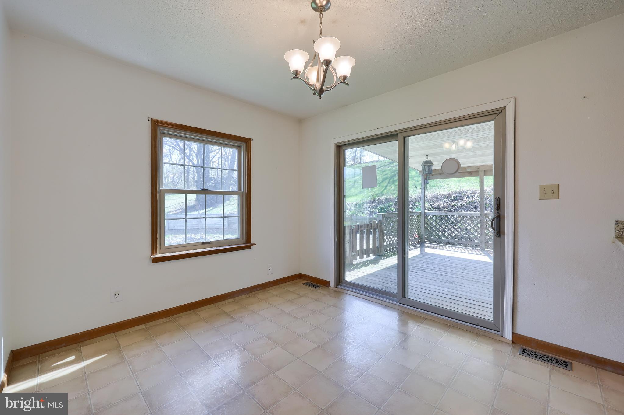 COUNTRY  SETTING - Residential