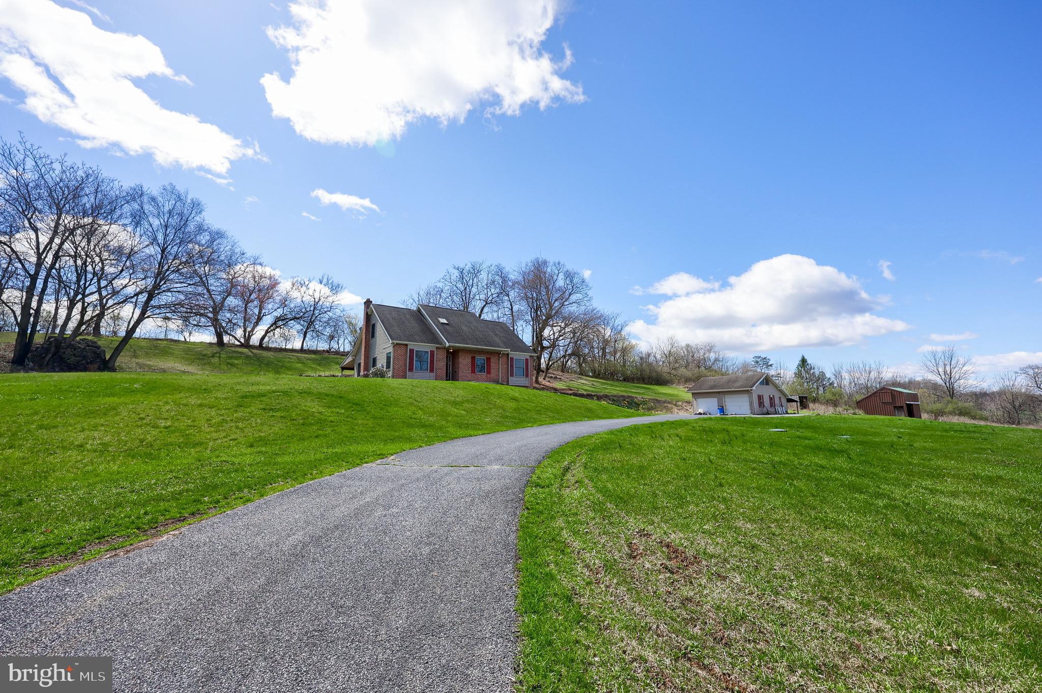 COUNTRY  SETTING - Residential