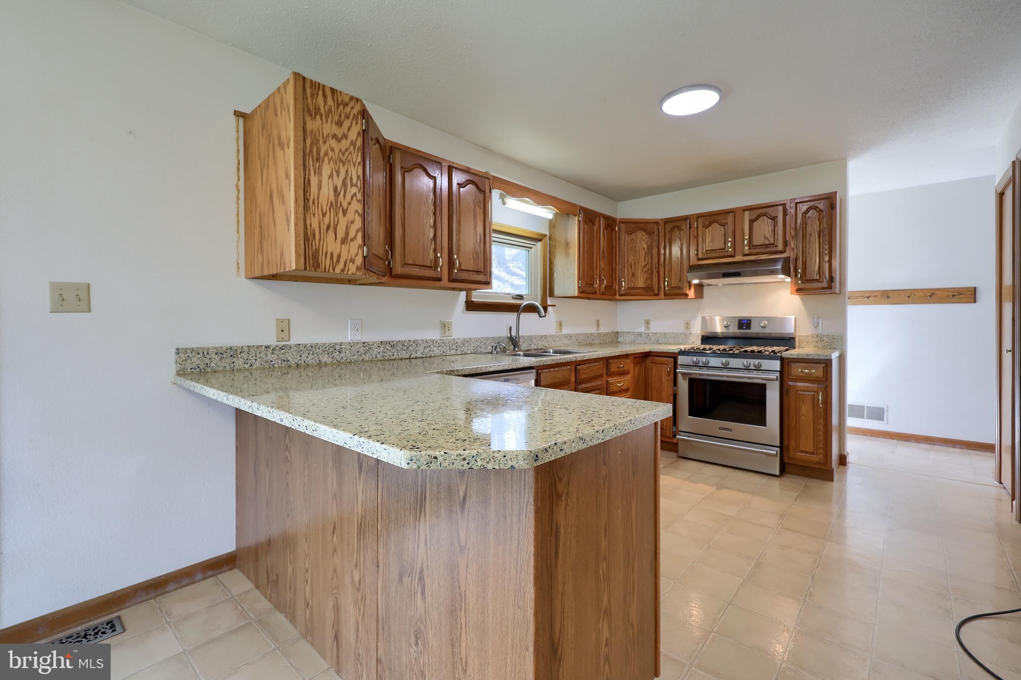 COUNTRY  SETTING - Residential