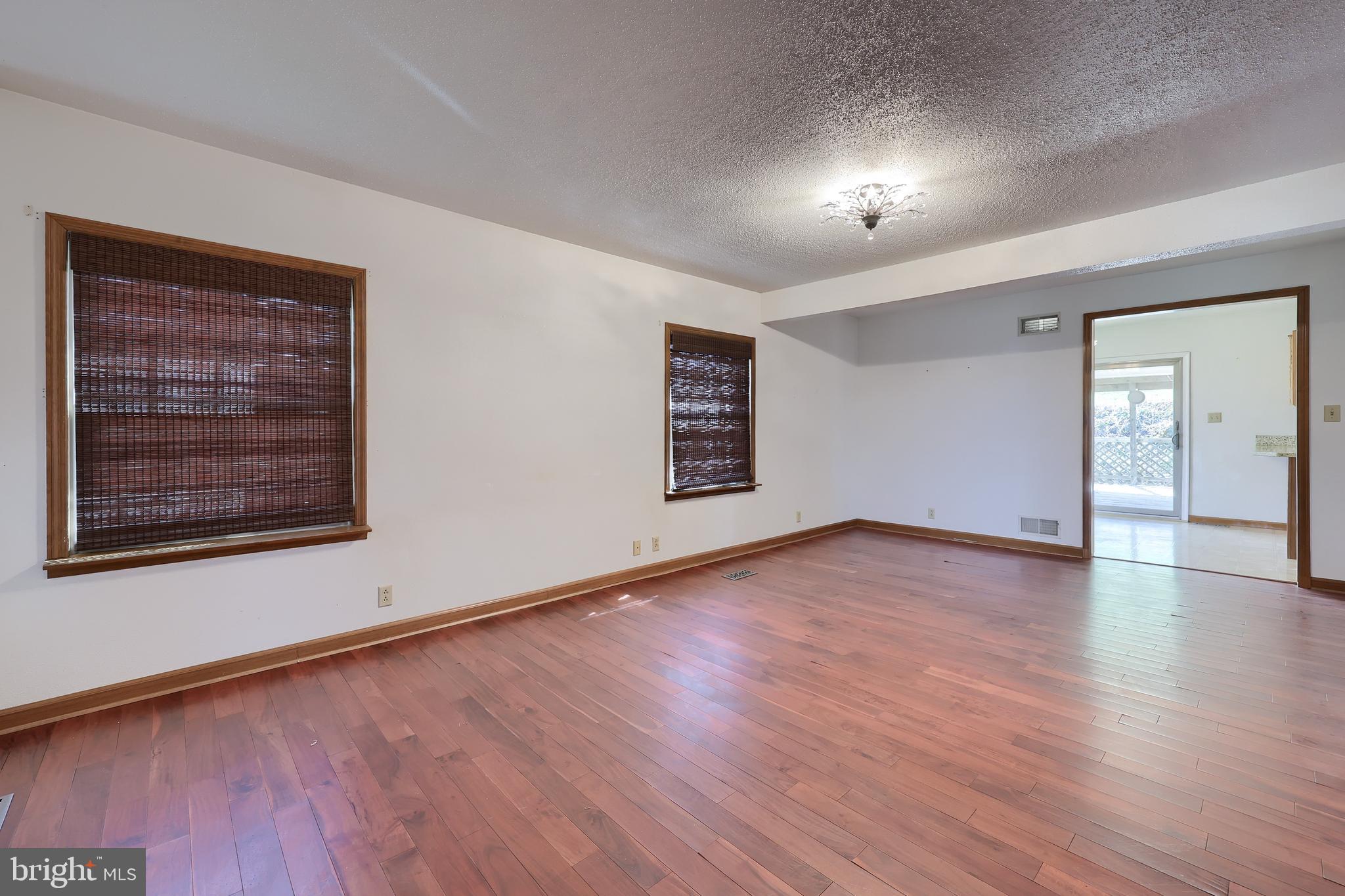 COUNTRY  SETTING - Residential