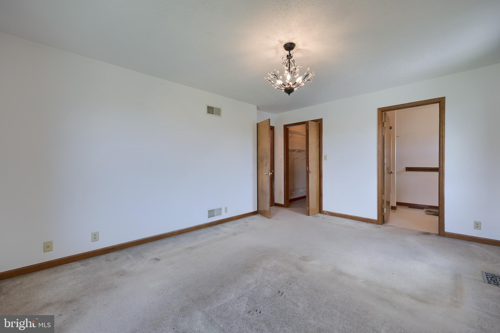 COUNTRY  SETTING - Residential