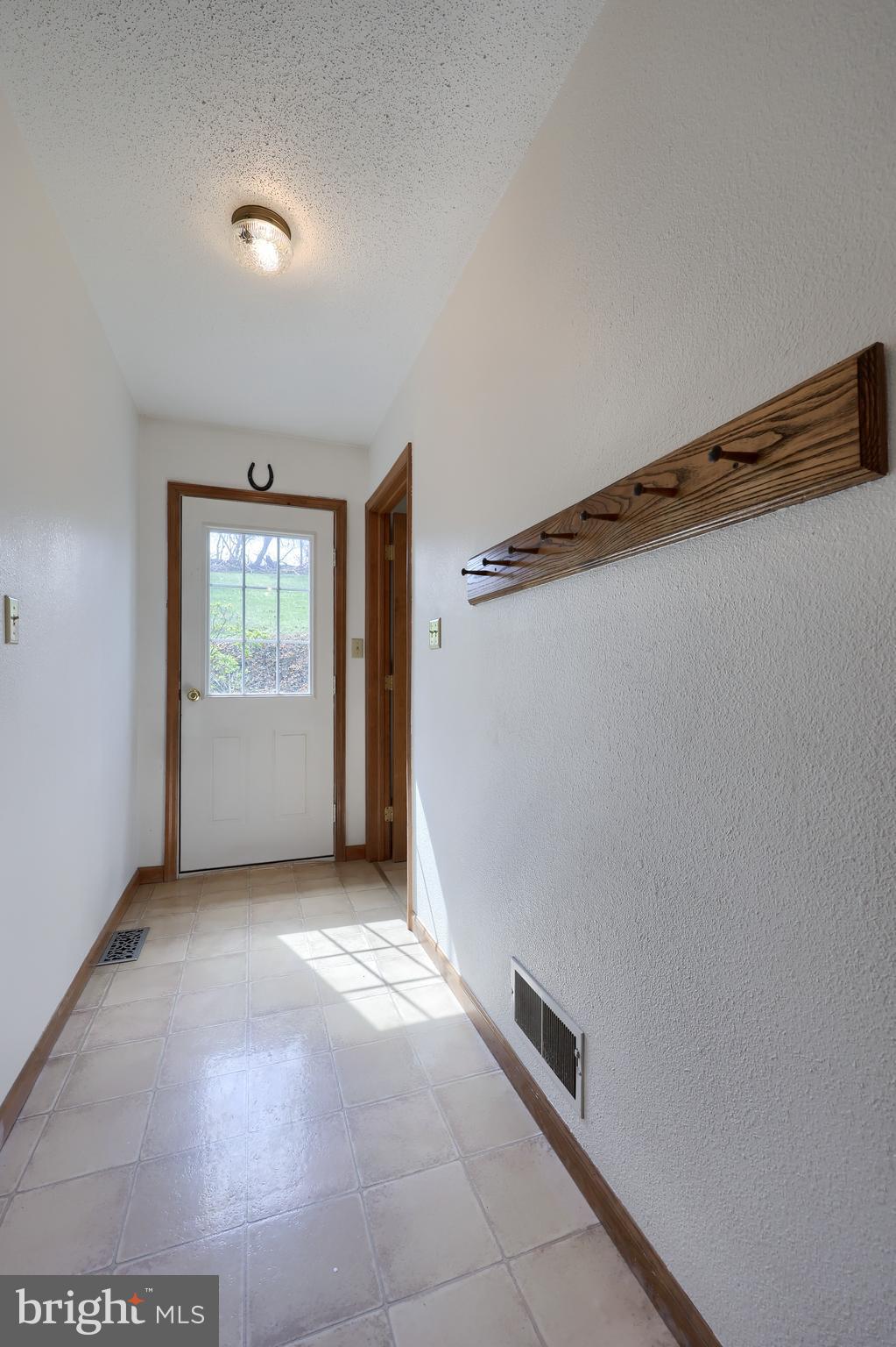 COUNTRY  SETTING - Residential