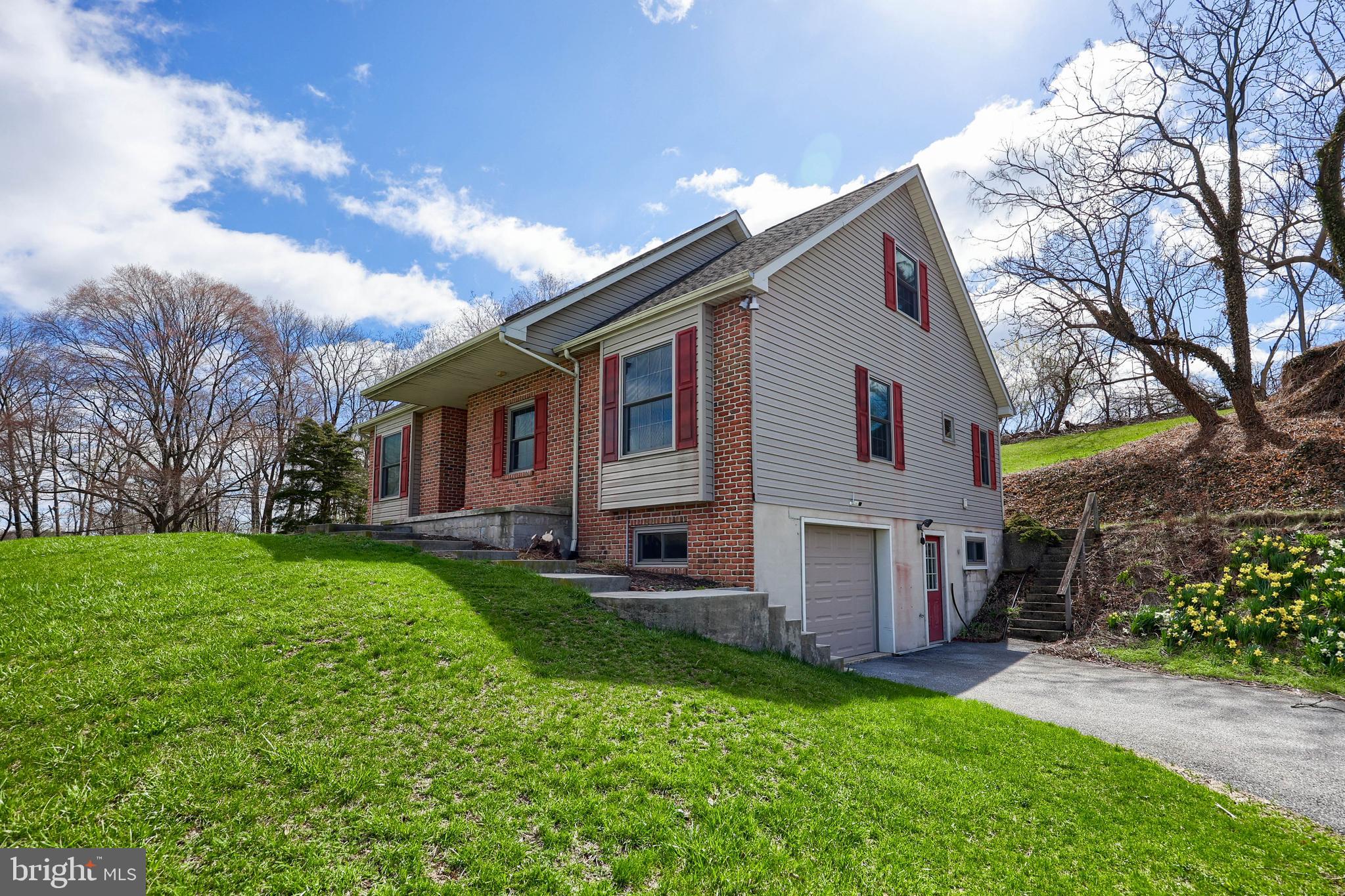 COUNTRY  SETTING - Residential