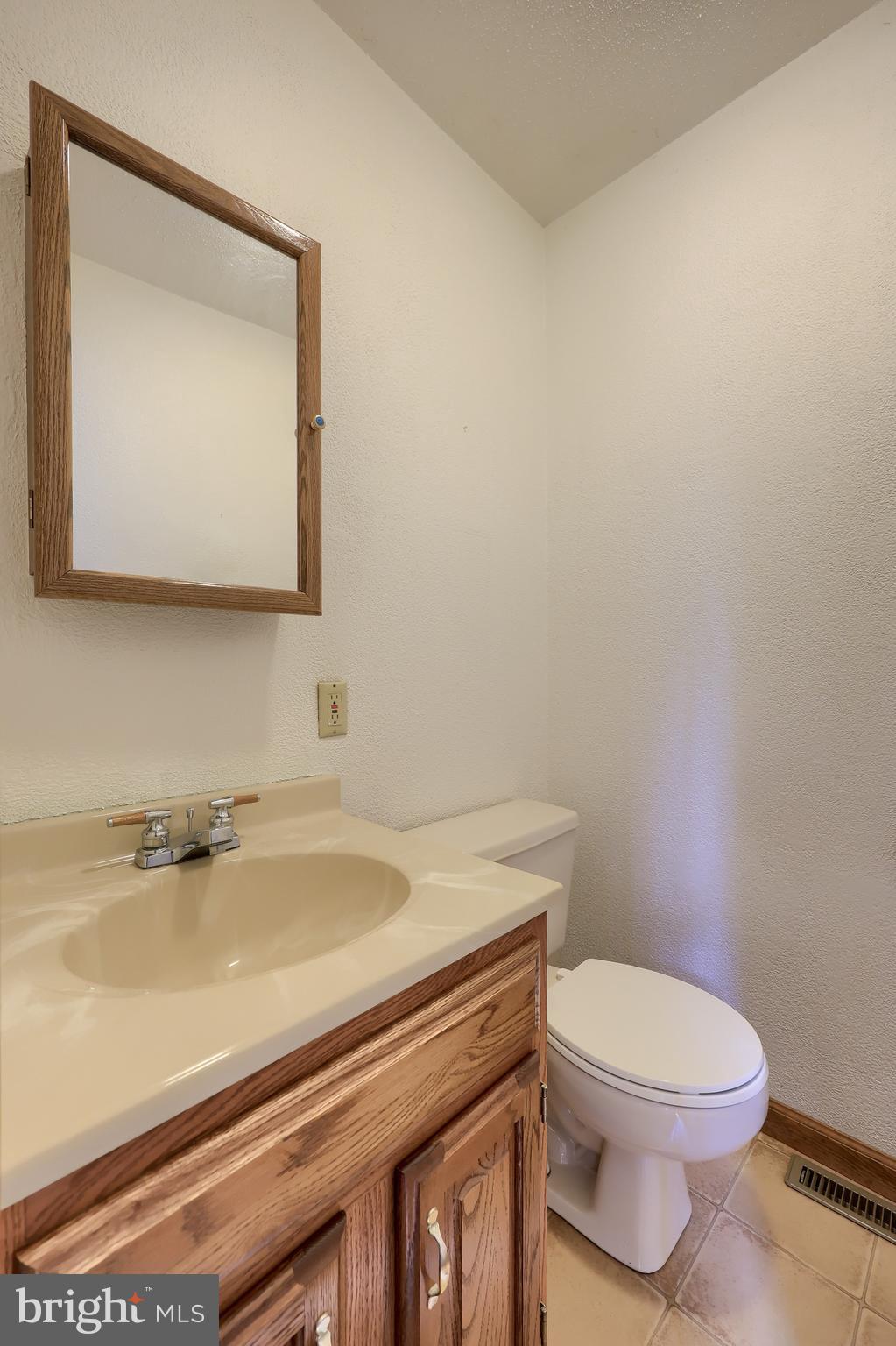 COUNTRY  SETTING - Residential