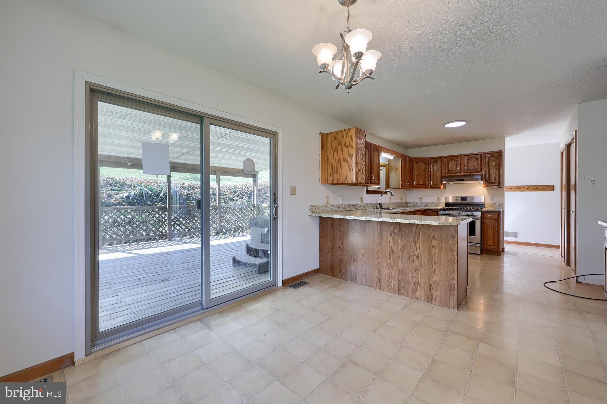 COUNTRY  SETTING - Residential