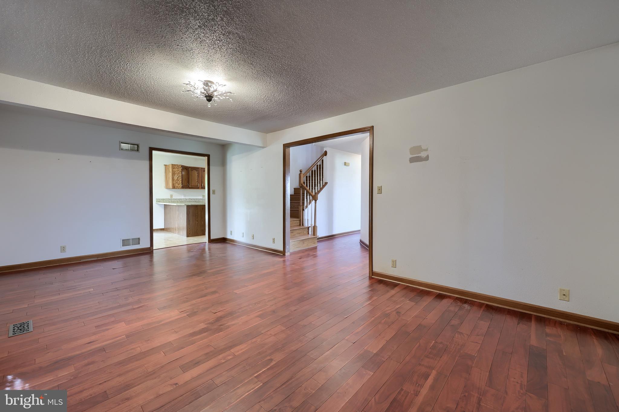 COUNTRY  SETTING - Residential