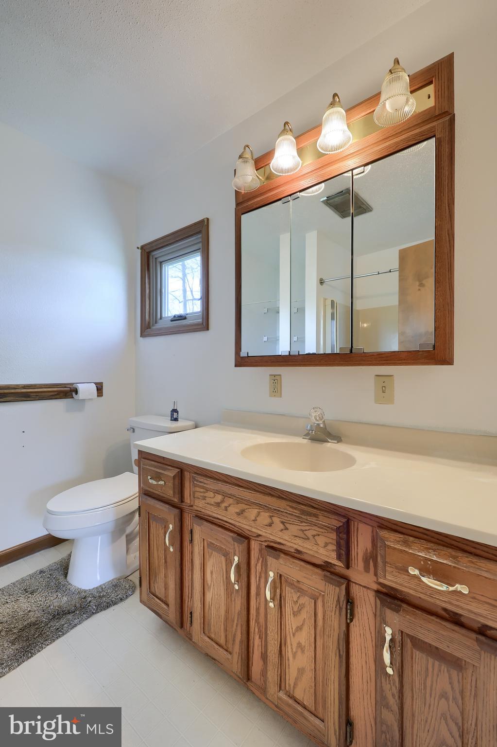 COUNTRY  SETTING - Residential