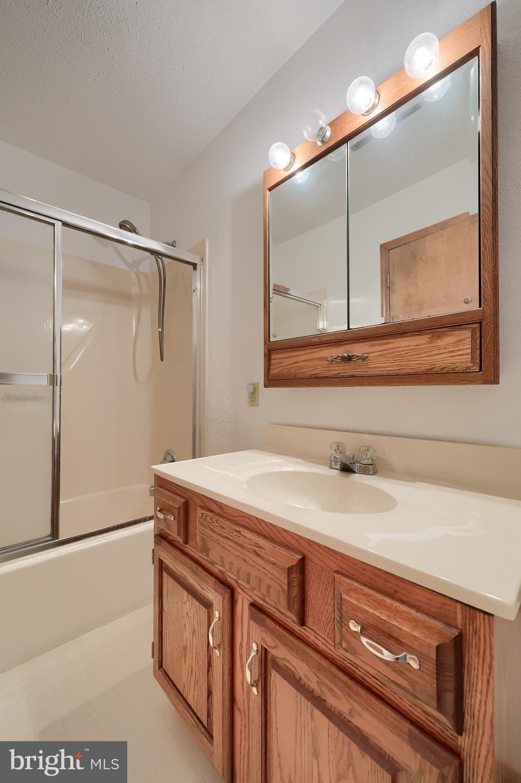 COUNTRY  SETTING - Residential