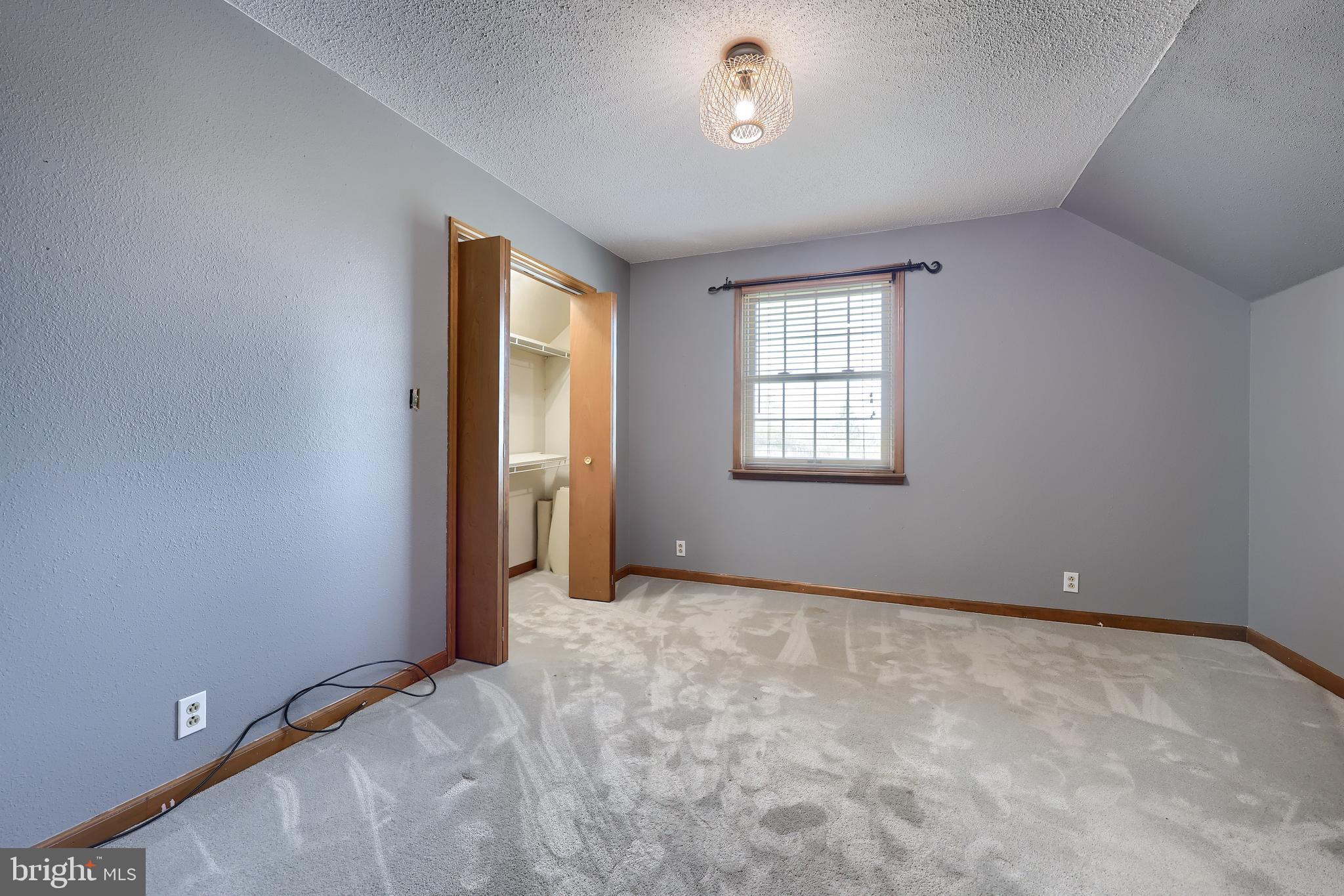 COUNTRY  SETTING - Residential