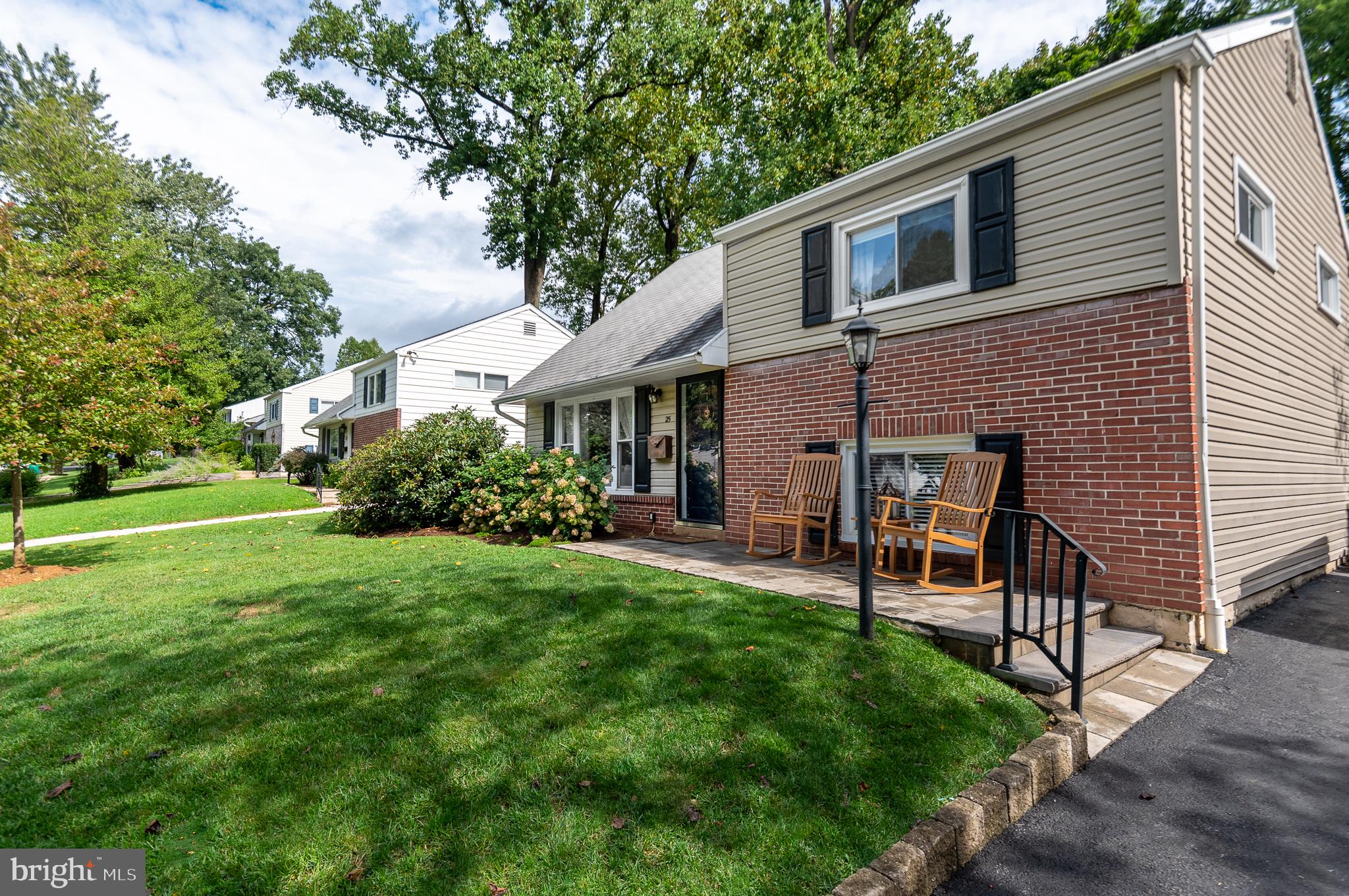 25 GREENTREE LANE