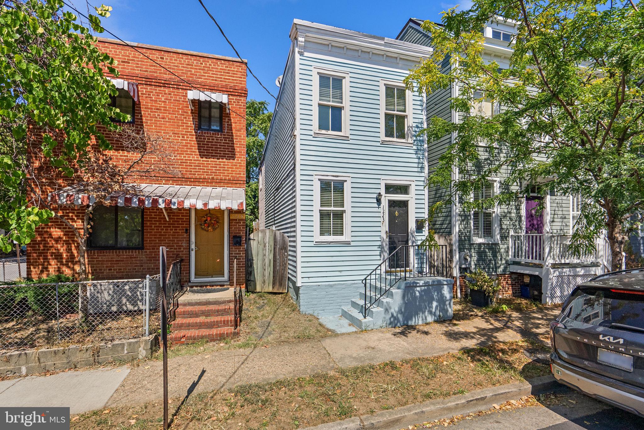 1223 QUEEN STREET
