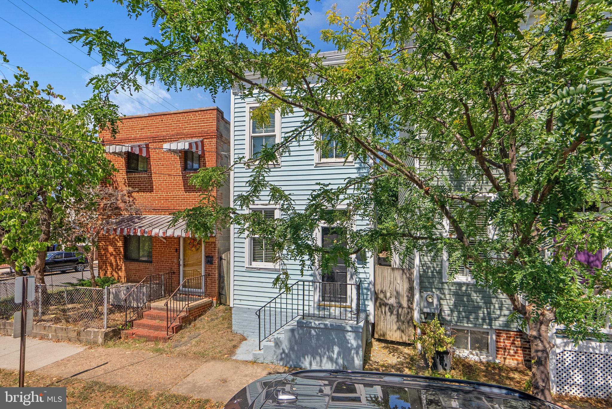 1223 QUEEN STREET