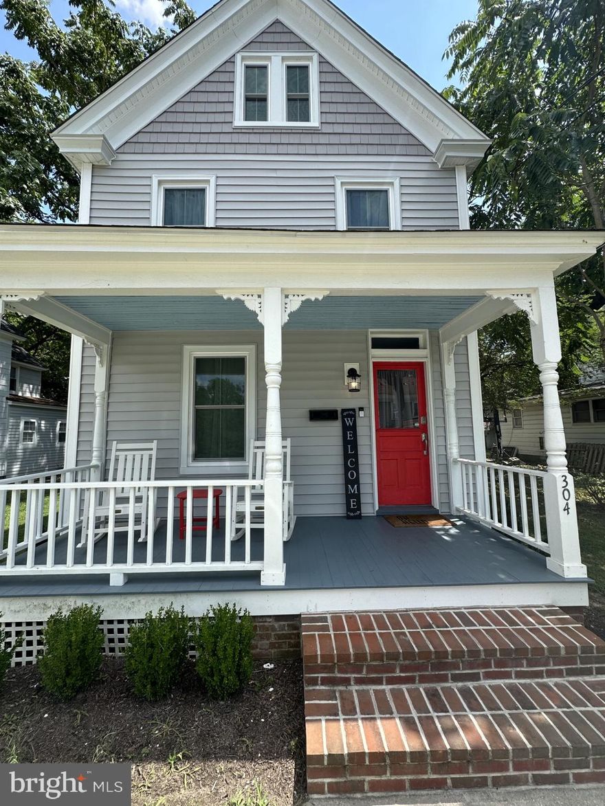 Beautifully renovated Colonial in Historic Cambridge. Home comes completely furnished. Enjoy cooking and entertaining in the newly renovated kitchen with stainless appliances and granite countertops.  Walking distance to downtown shopping and restaurants. Choptank river is just 2 blocks away and close to park and boat ramp. Take a cruise on the Nathan skipjack or sip a cold beer in the downtown brewery. Shop till you drop downtown, then relax at one of many poplar restaurants.  Cambridge has a lot to offer so why not live in the heart of it.