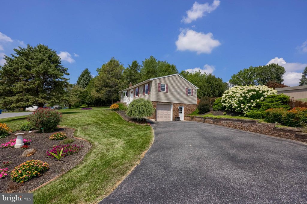 Photo of 64 Sassafras Lane, ELIZABETHTOWN, PA 17022 (MLS # PALA2074684)