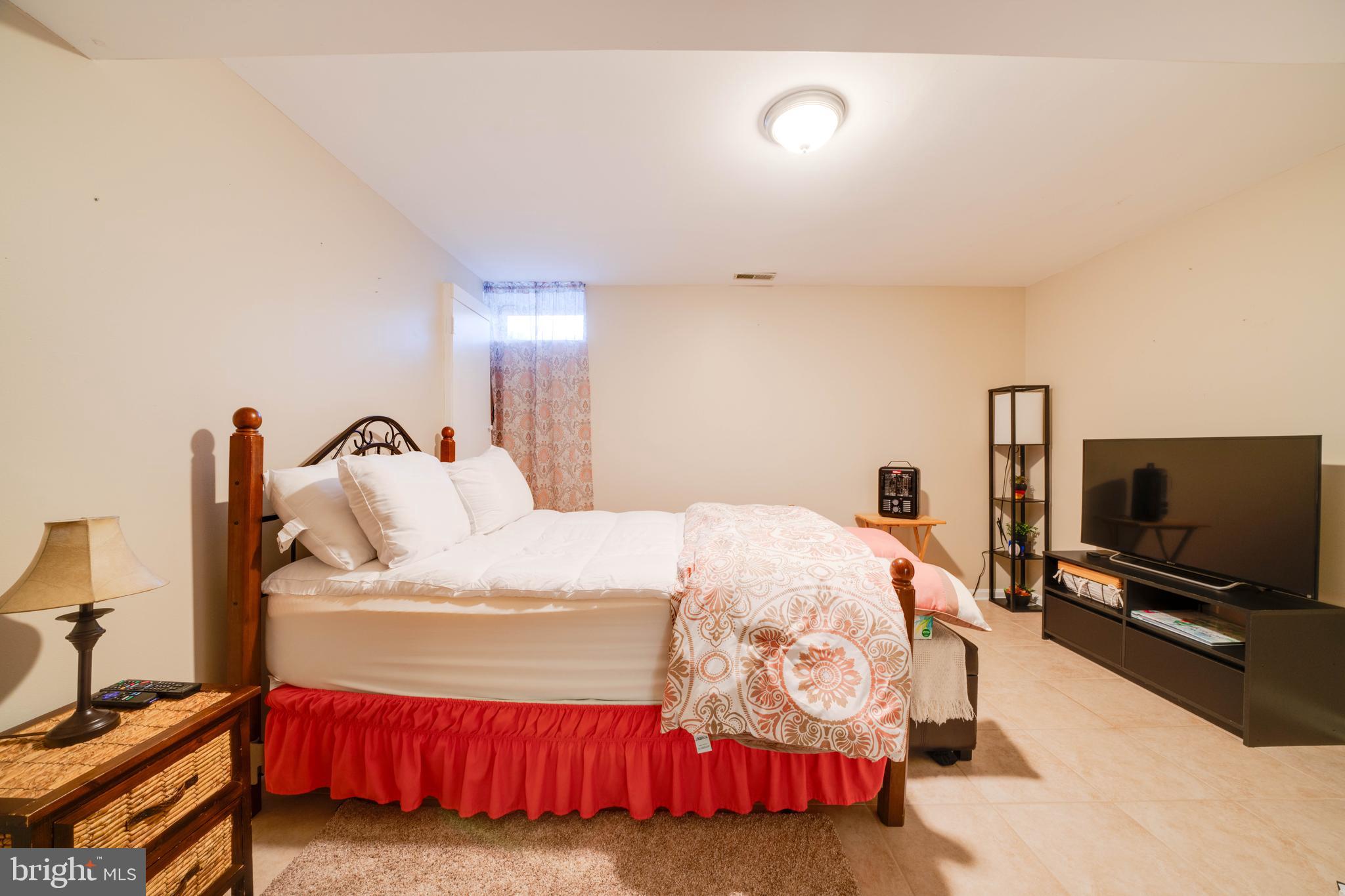 MIDDLEBROOK COMMONS - Residential Lease