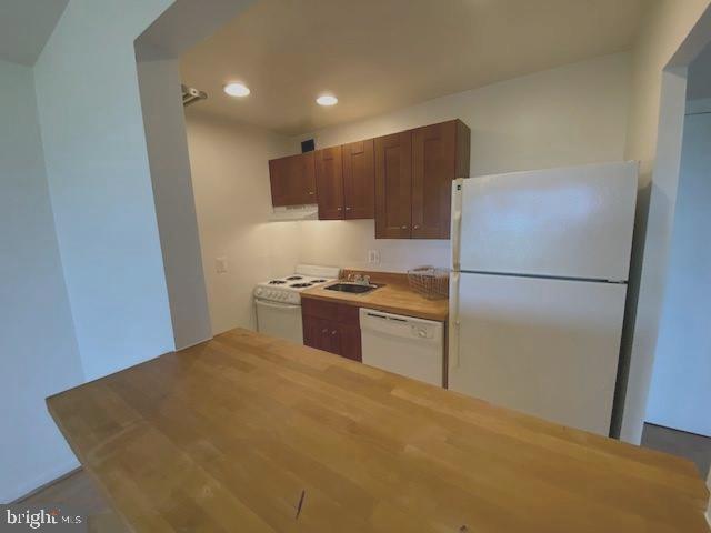 WOODLAKE TOWERS - Residential Lease