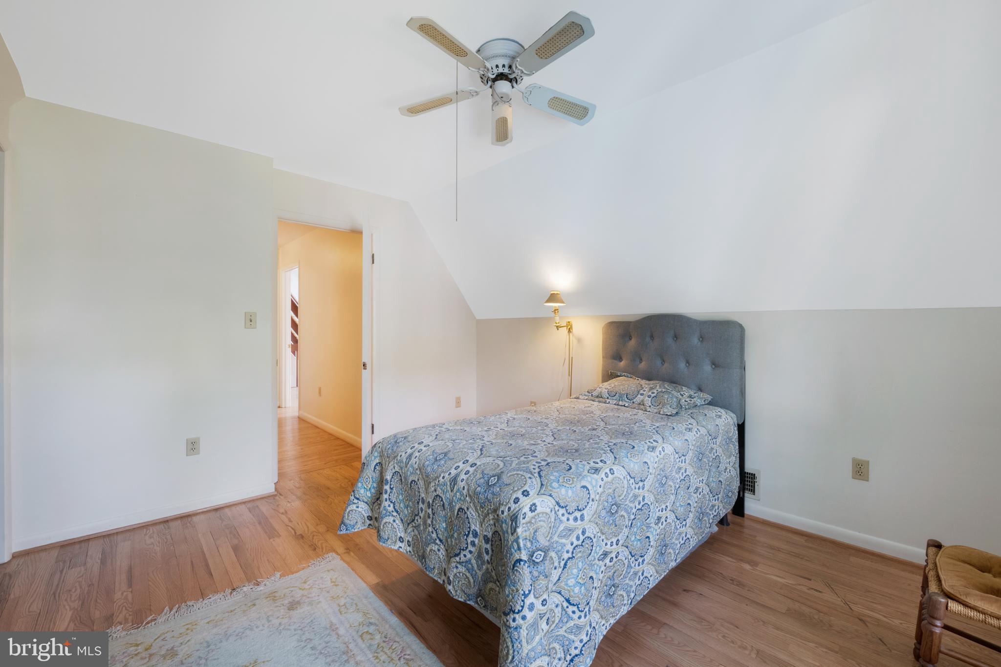 WOODLAND BEACH - Residential