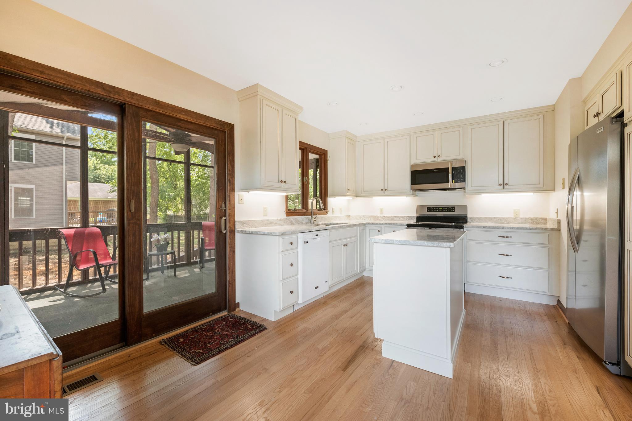 WOODLAND BEACH - Residential