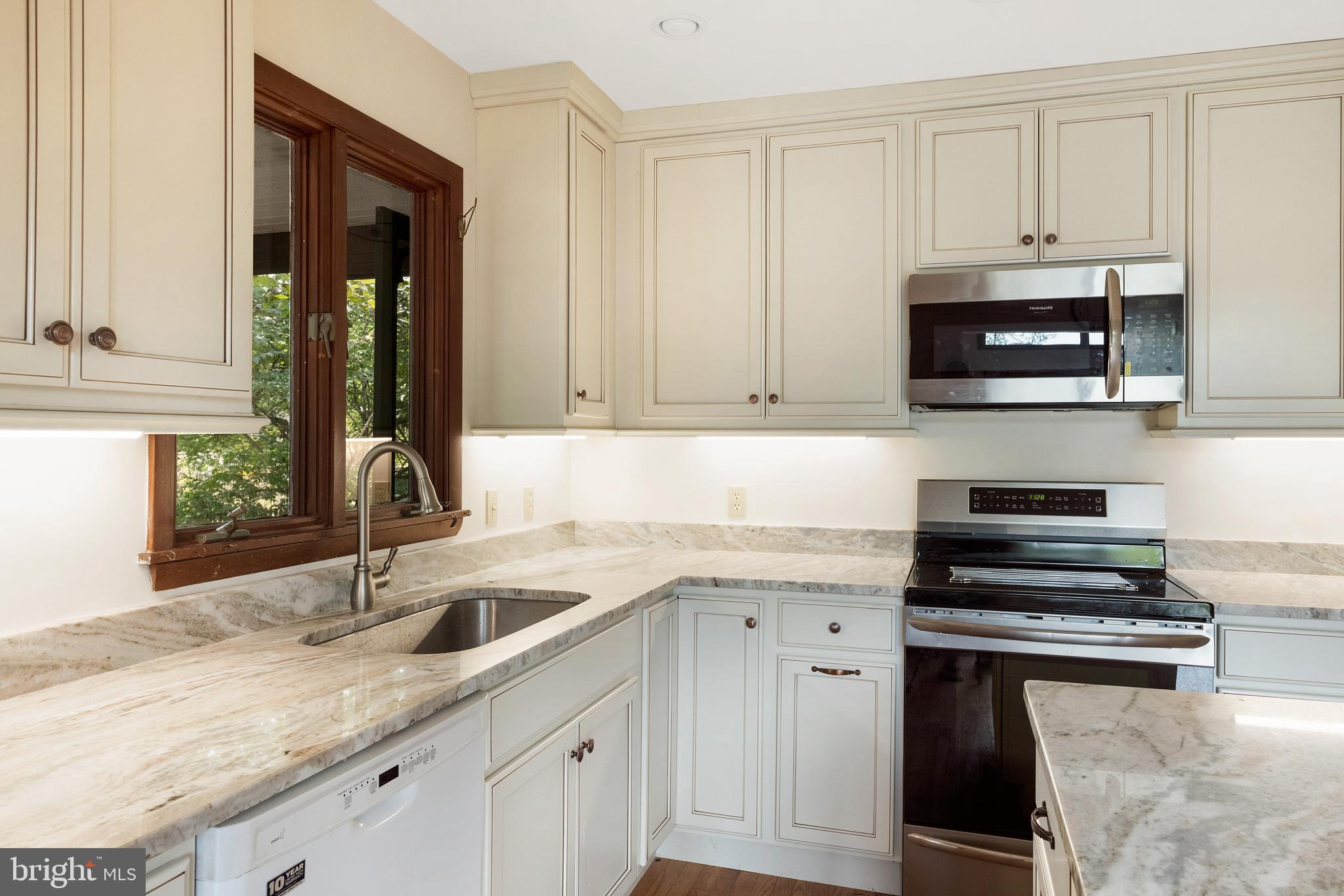 WOODLAND BEACH - Residential