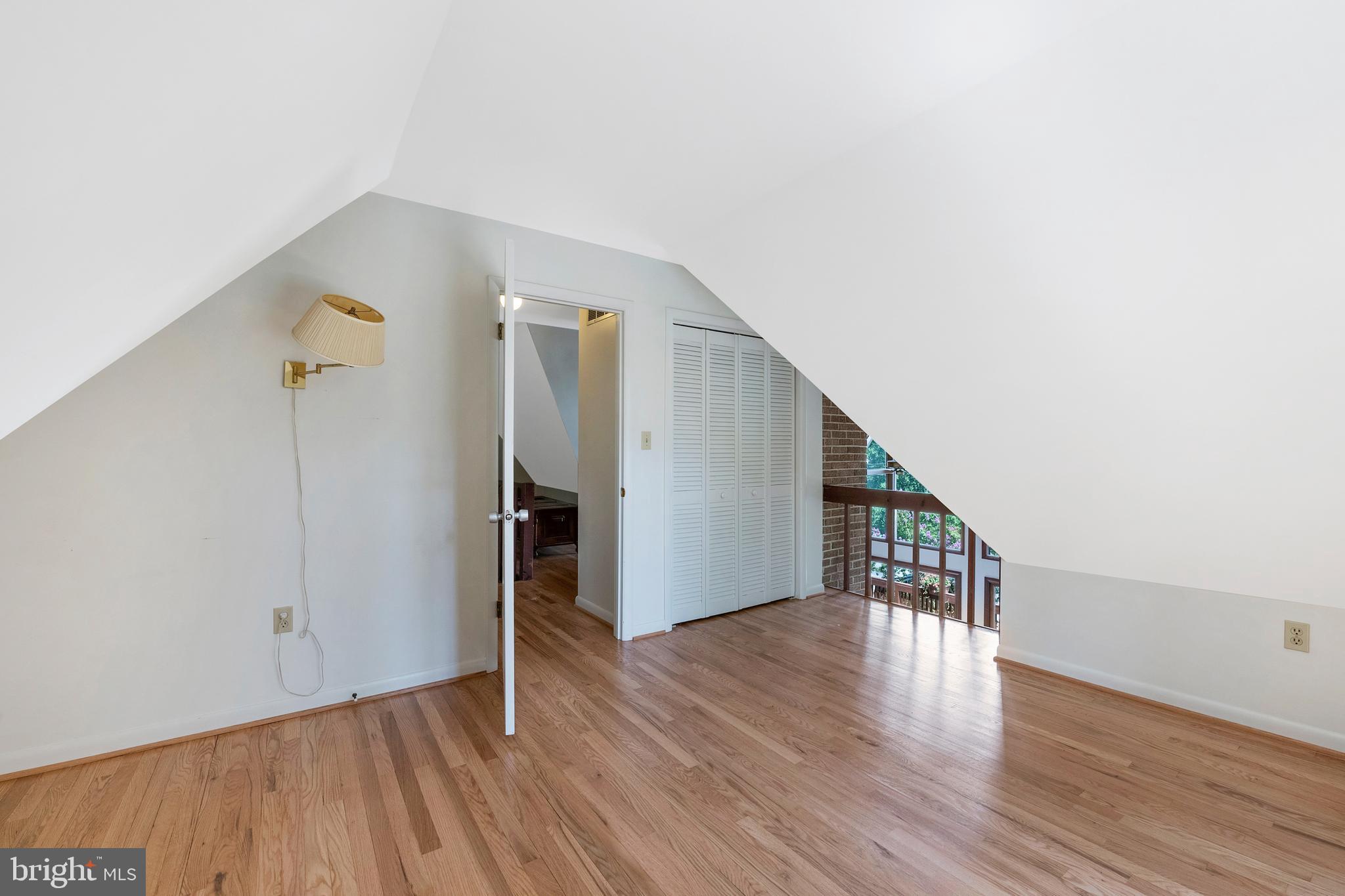 WOODLAND BEACH - Residential