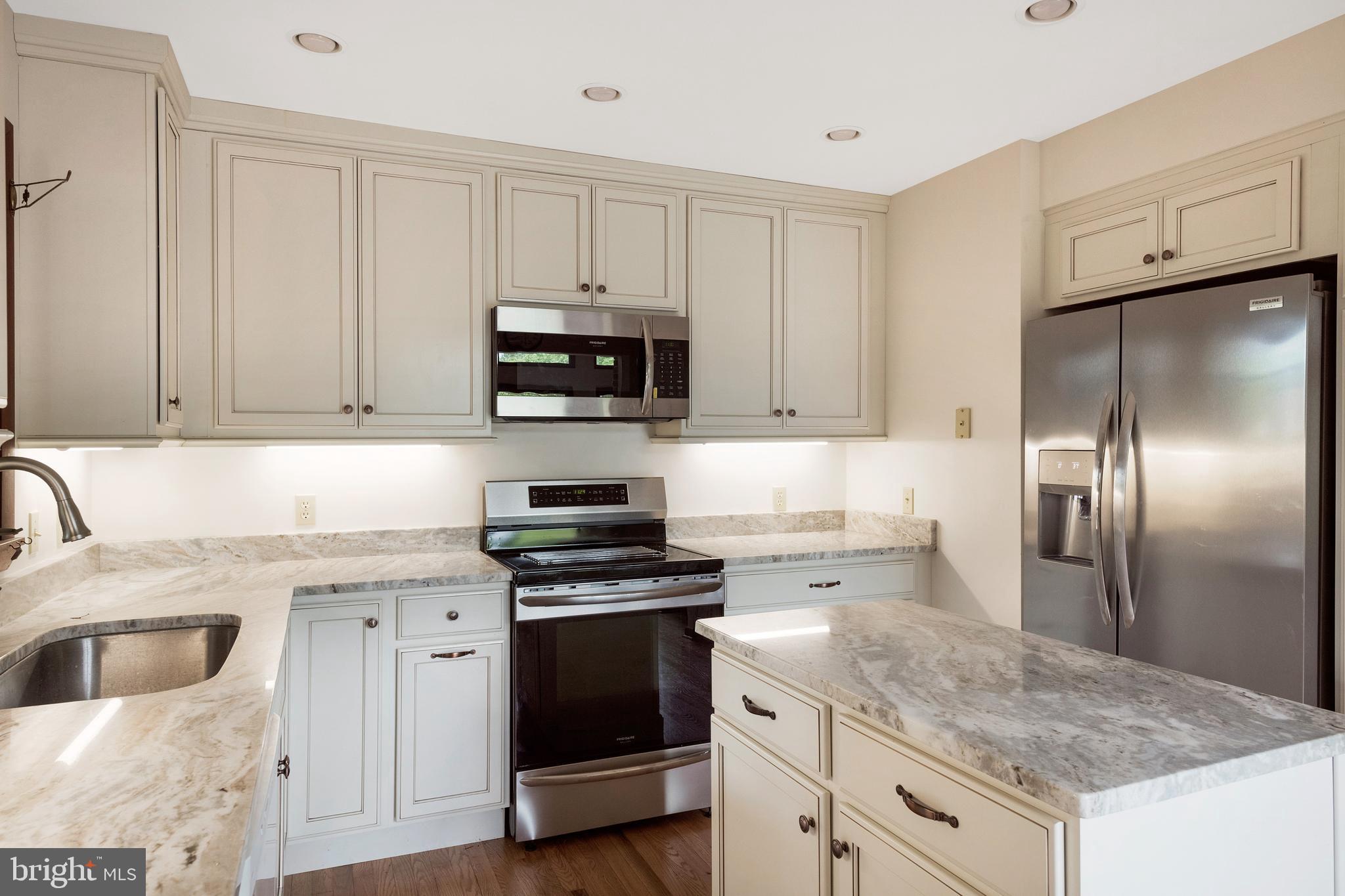 WOODLAND BEACH - Residential